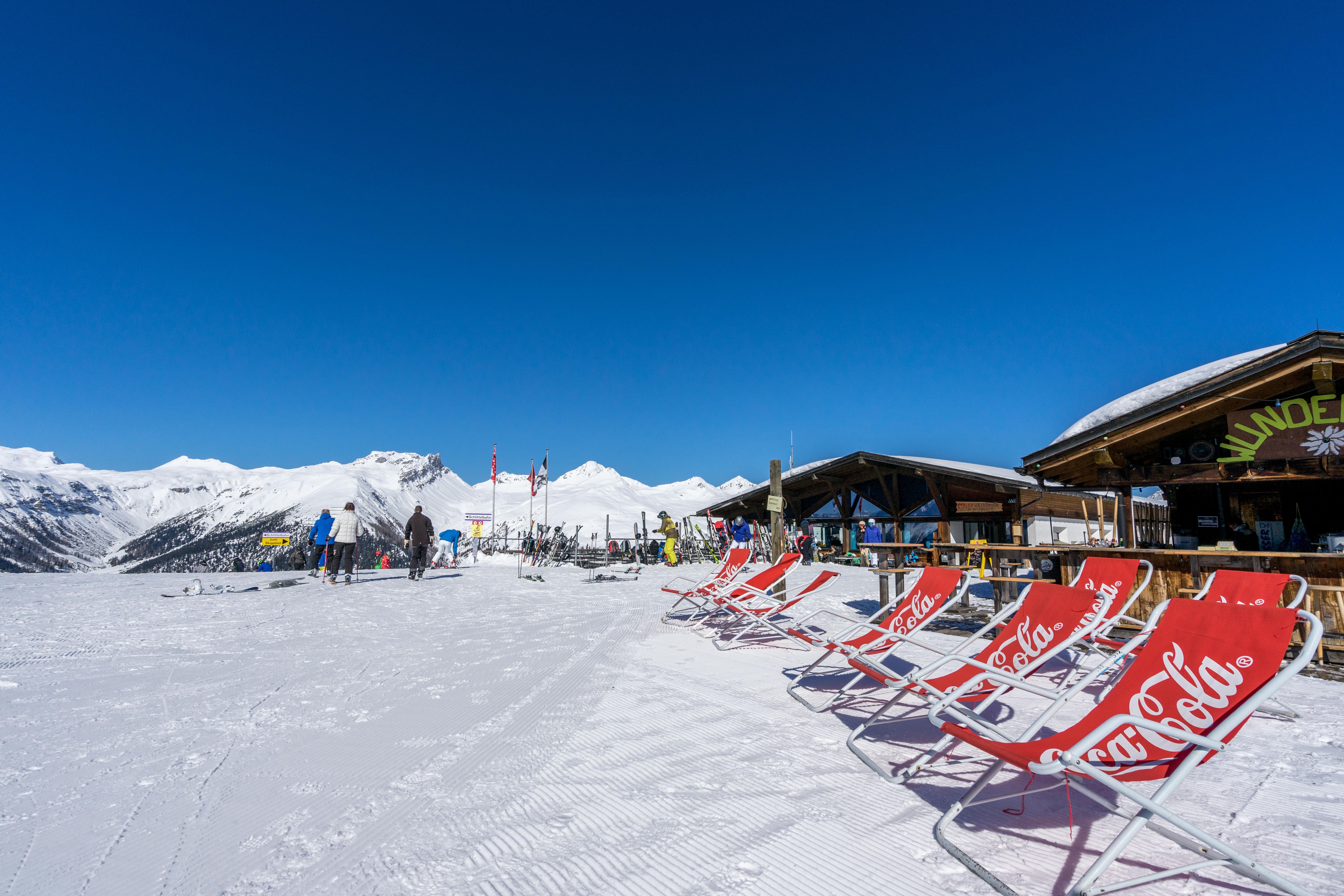 Rinerhorn Bergstation Restaurant Liegestuehle Outdoor Winter