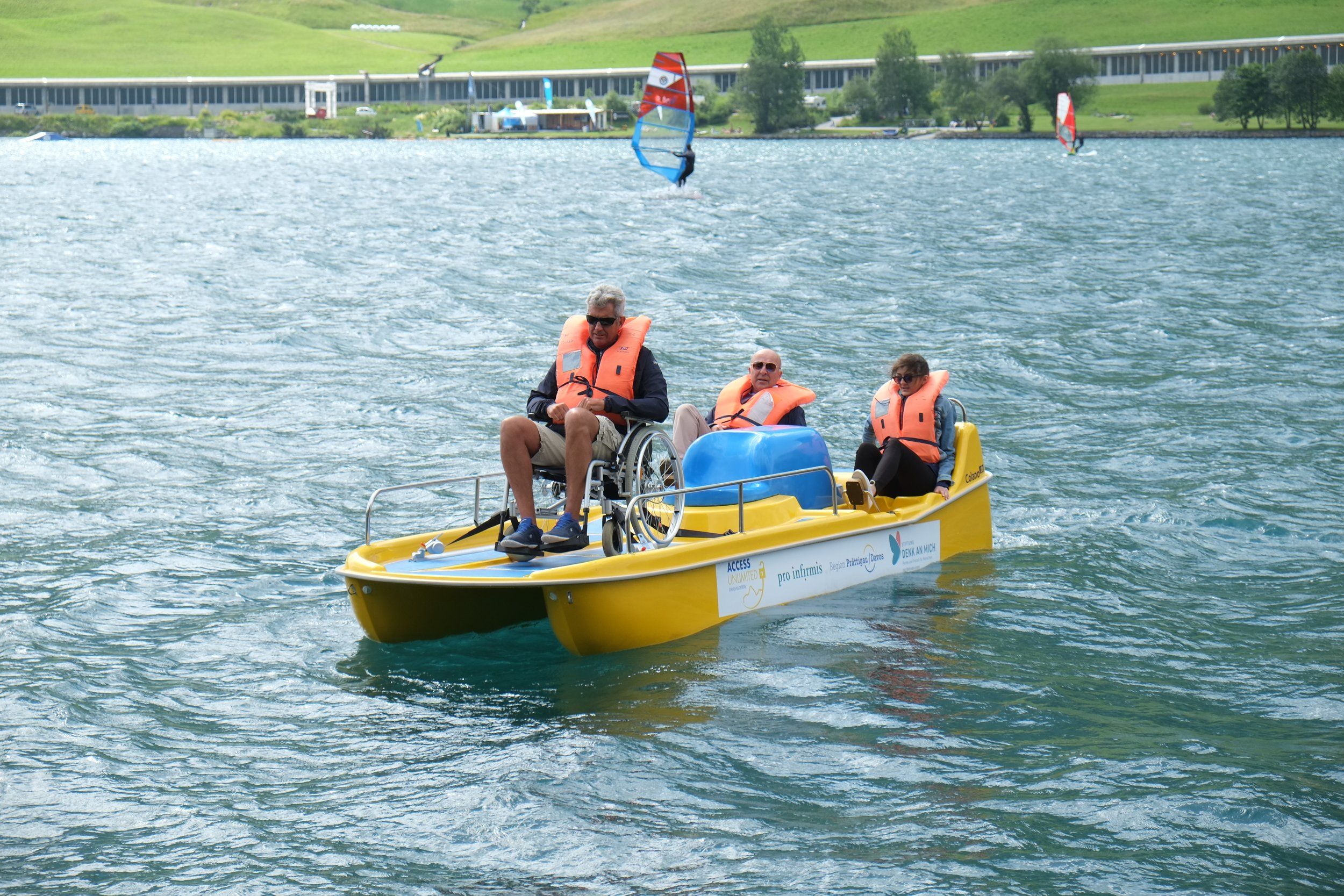 Pedalofahren auf dem Davosersee barrierefreie Ferien mit dem Rollstuhl