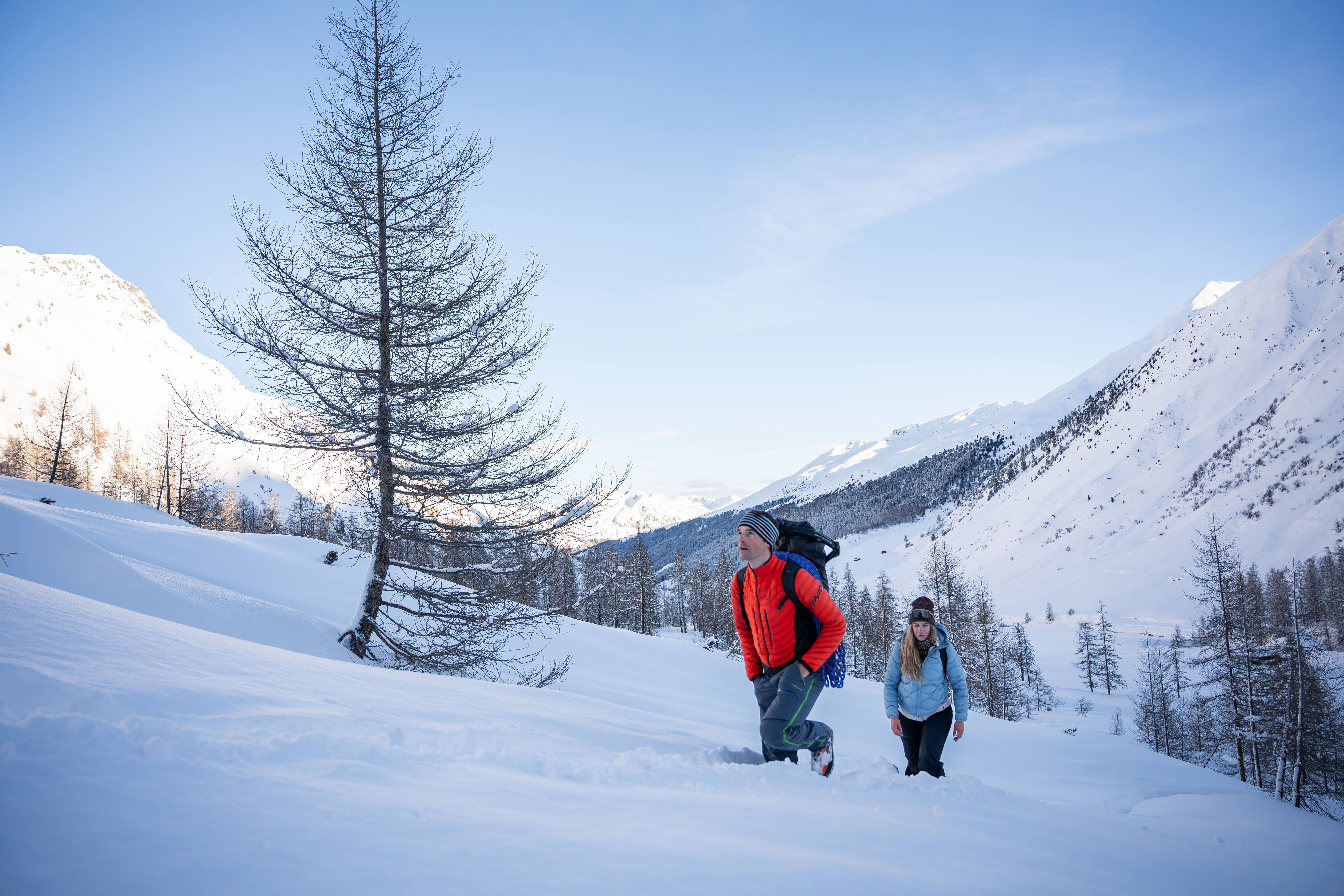 Winterwanderung zum Eisklettern in den Schweizer Alpen beim gefrorenen Wasserfall im Seitental Sertig in Davos Klosters
