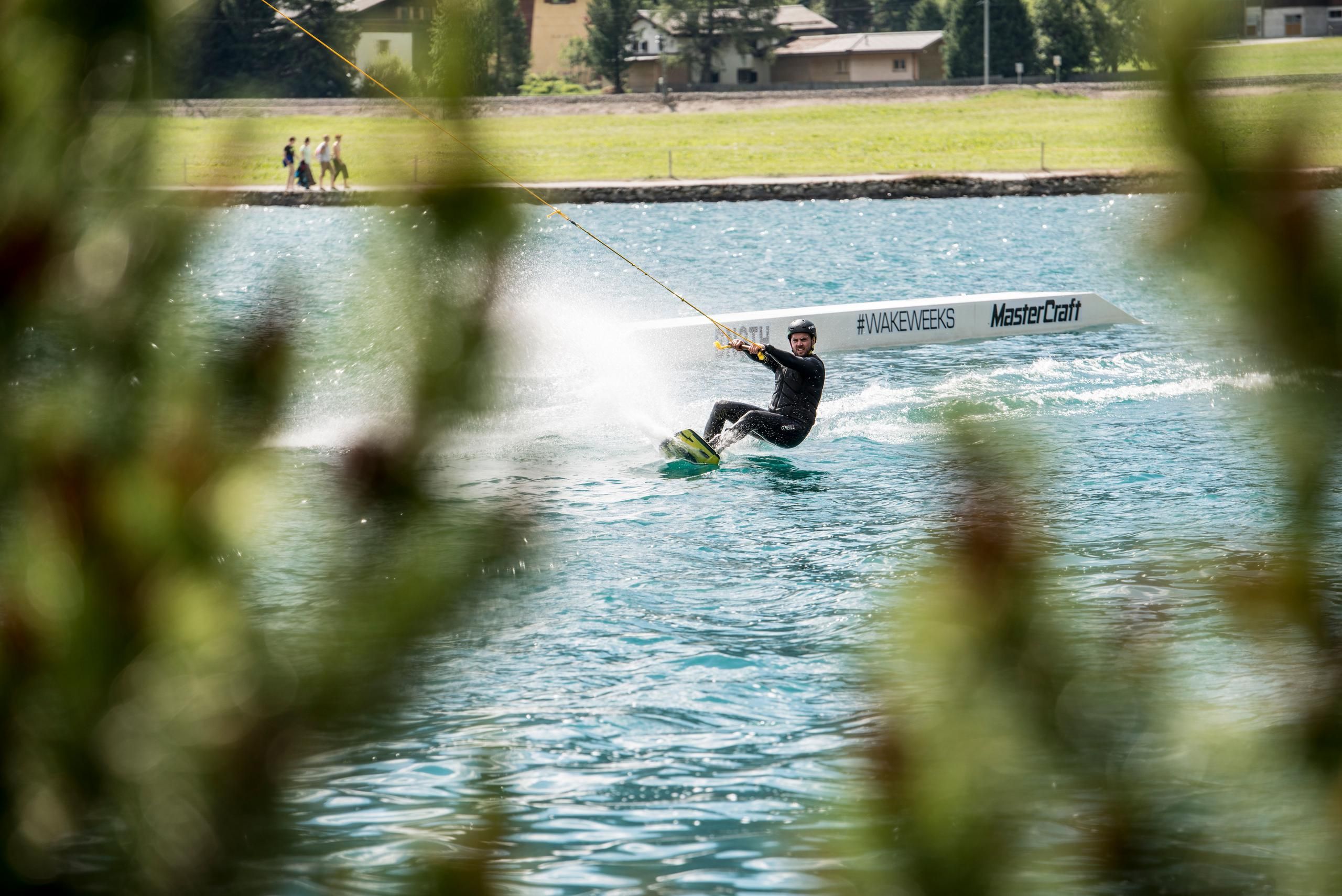 Wakeboarden im Sommer auf dem Davosersee in Davos Klosters