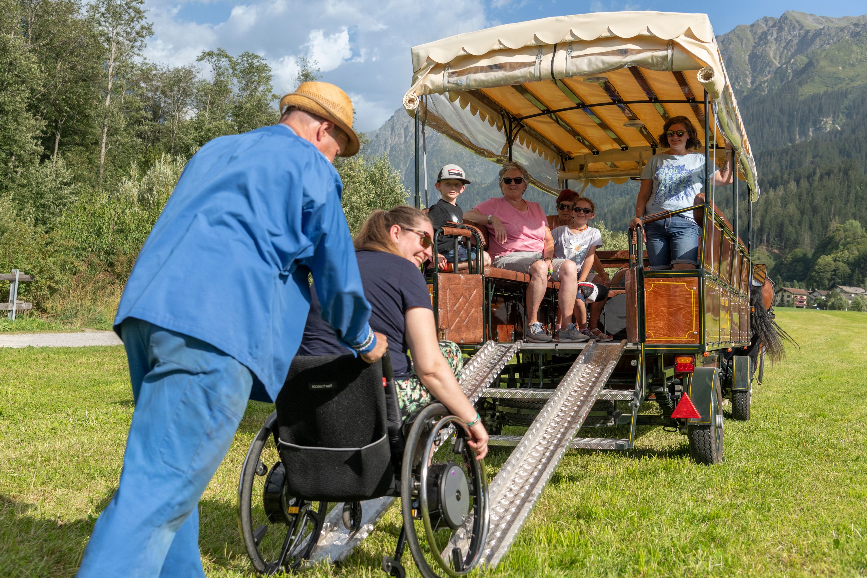 Barrierefreie Kutschenfahrt in Davos Klosters mit Rollstuhl