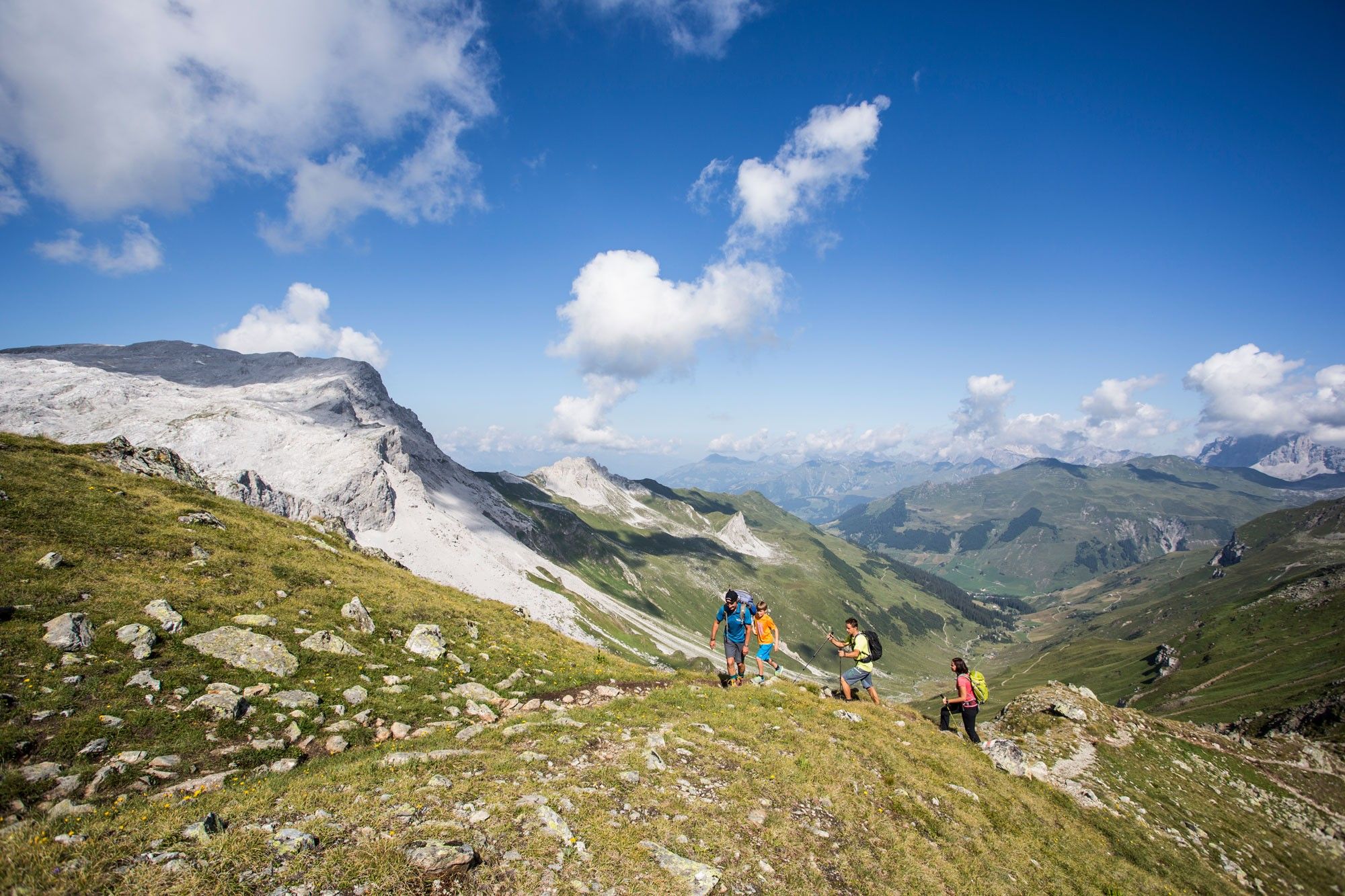 Wanderer auf dem Schmugglerpfad auf Madrisa im Sommer wandern Berge Aussicht