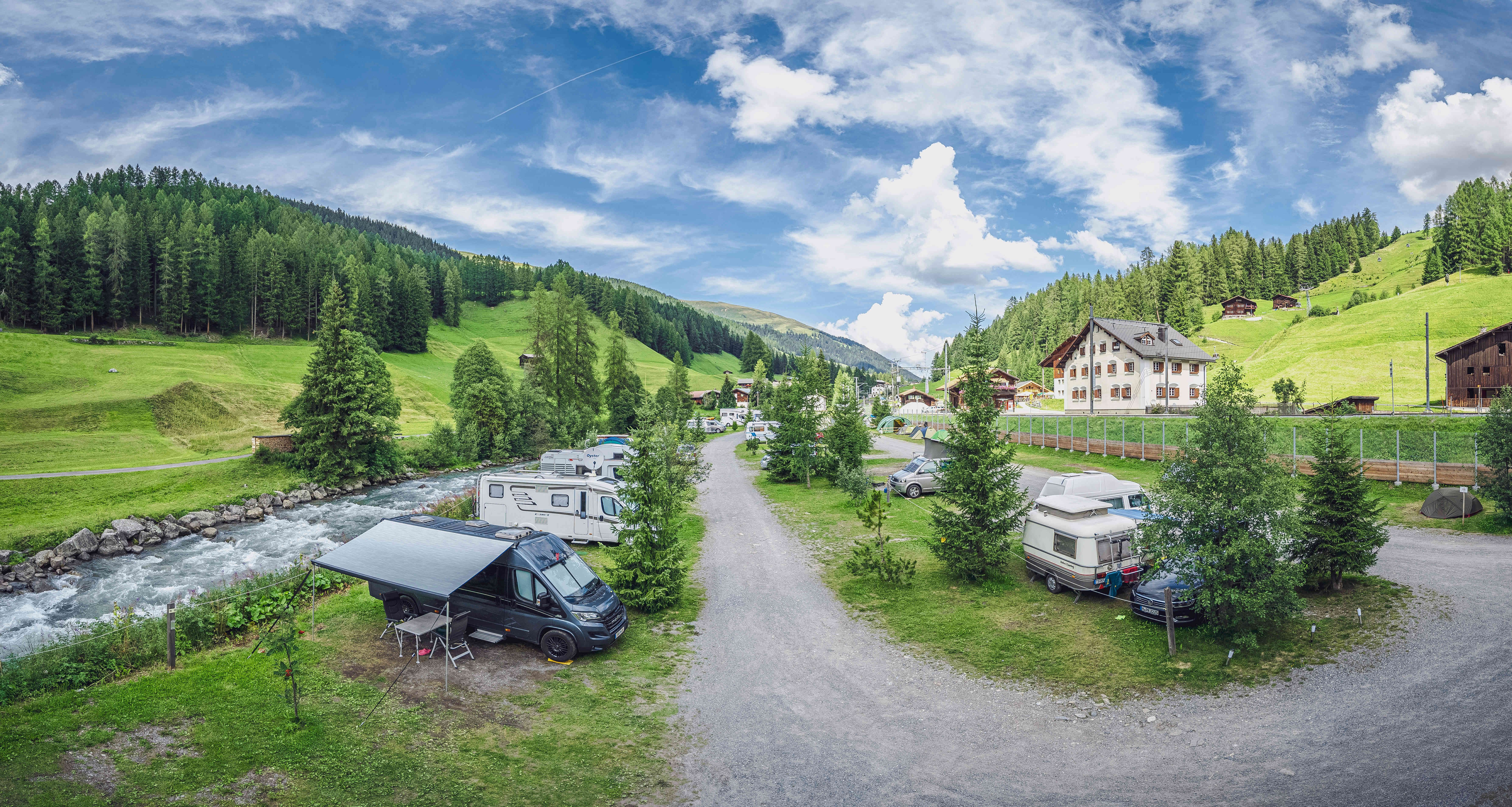 Camping in den Bergen am Rinerhorn im Sommer