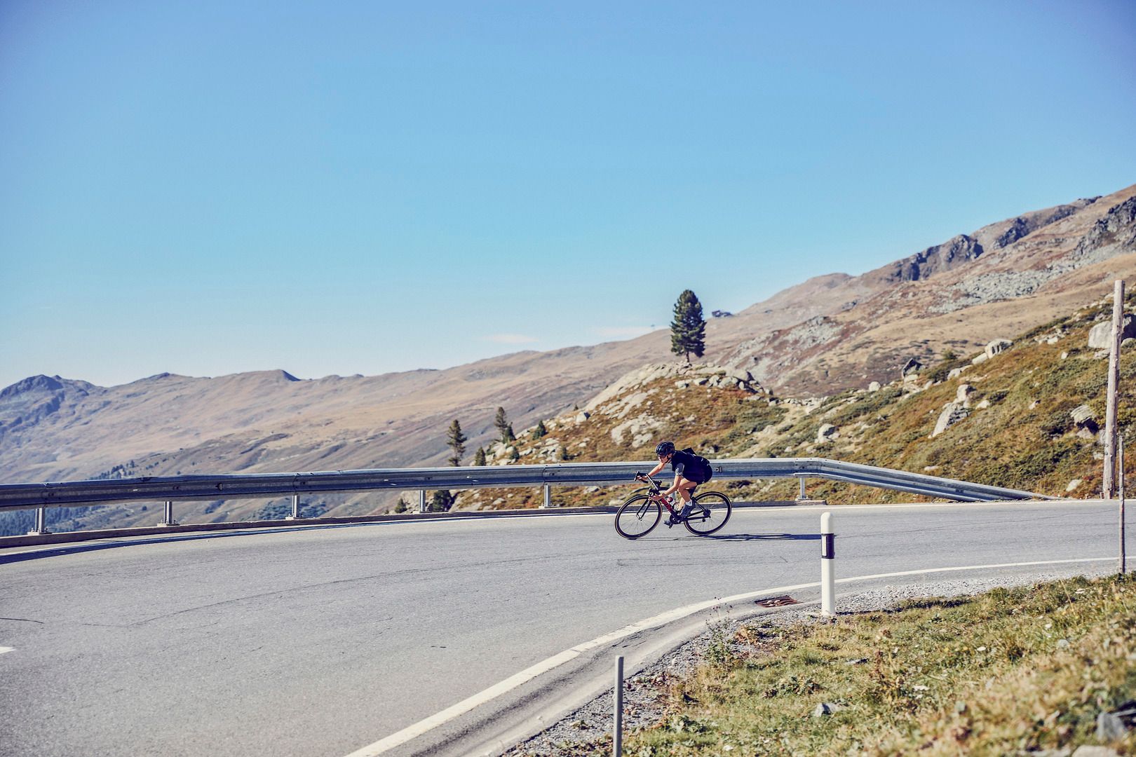 Rennradfahren auf dem Flüelapass in Davos Klosters