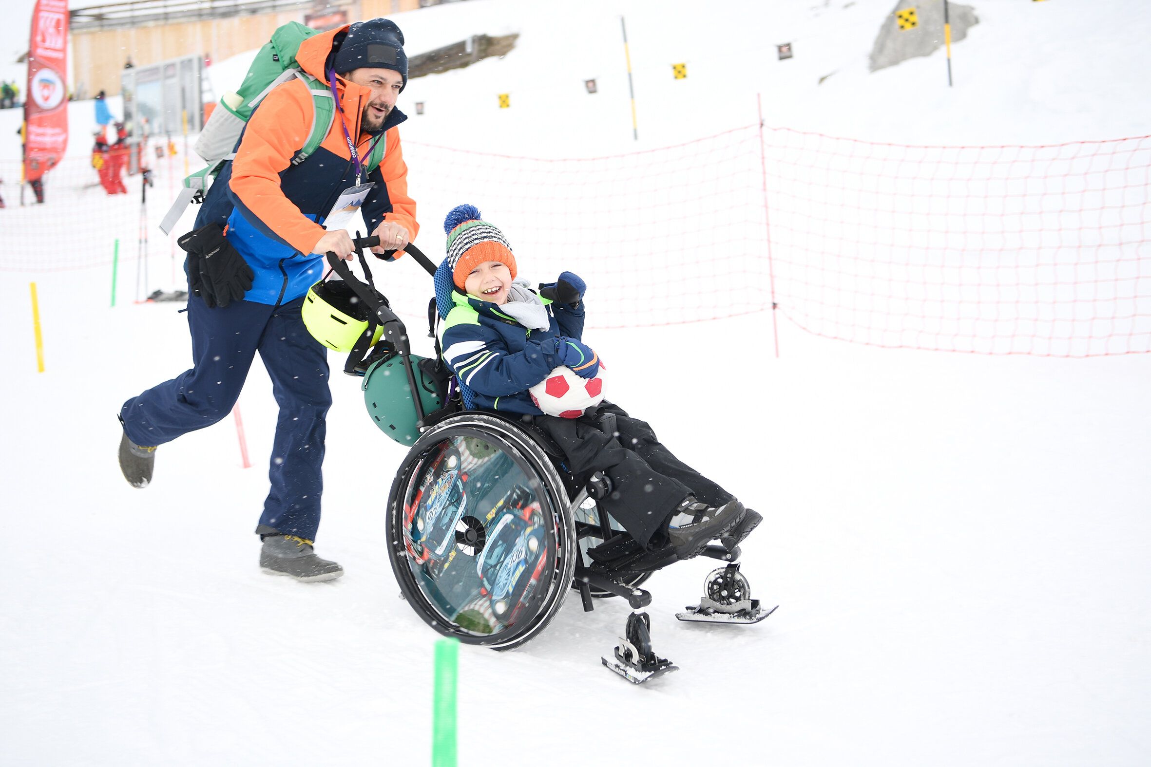 Winterwandern im Rollstuhl in Davos Kinder Familien barrierefrei