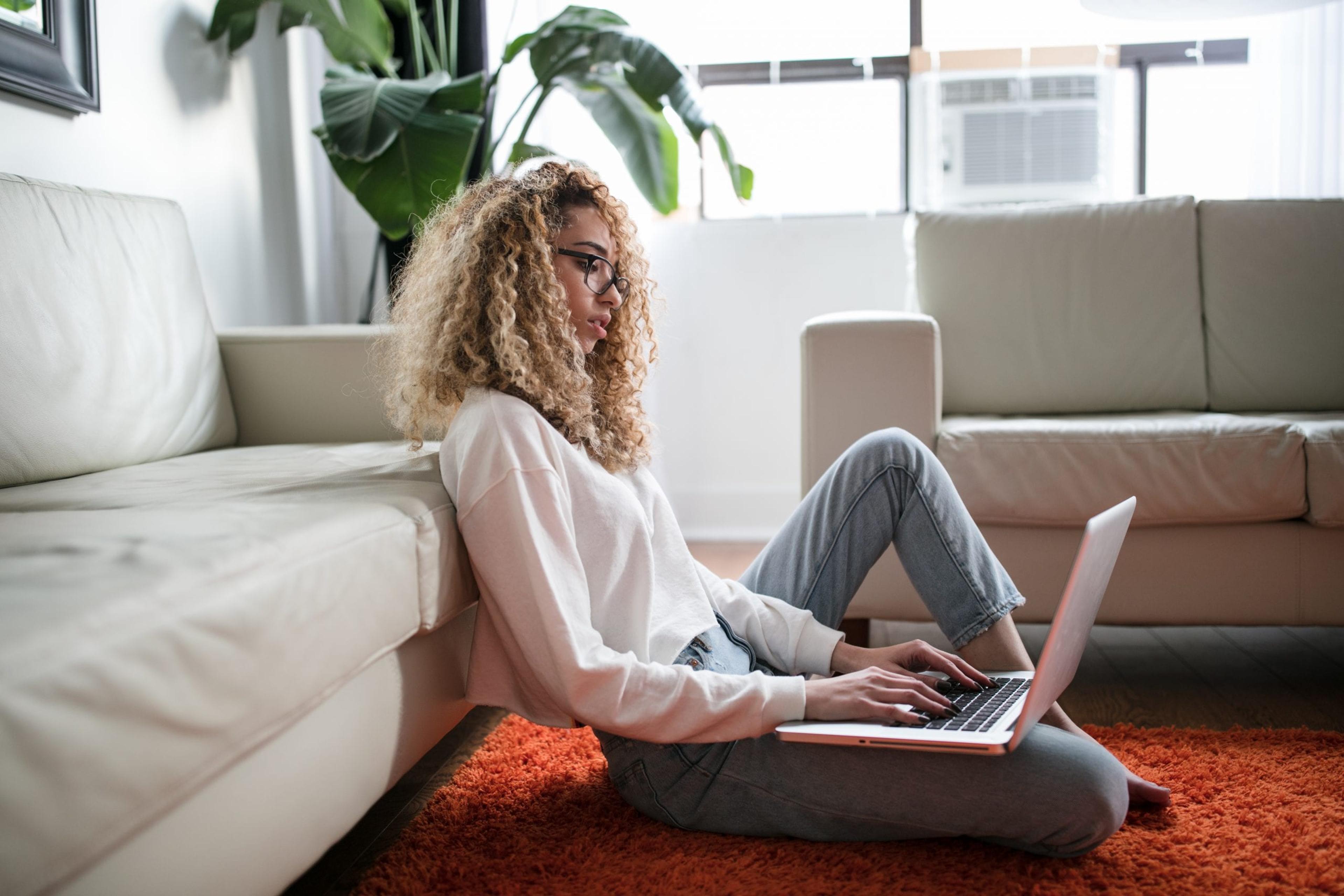 Women works on laptop