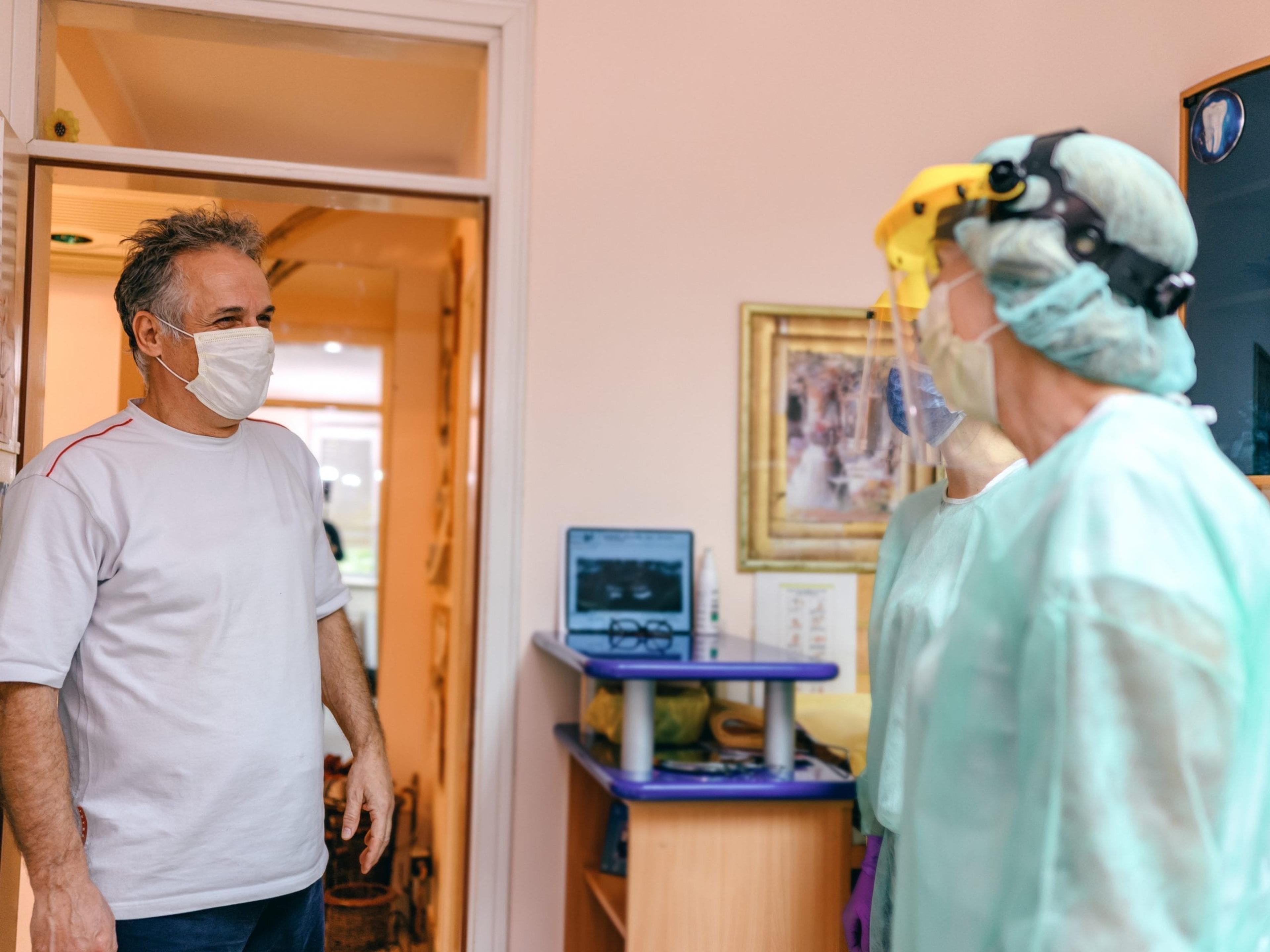 Man wearing a mask at the dentist's office
