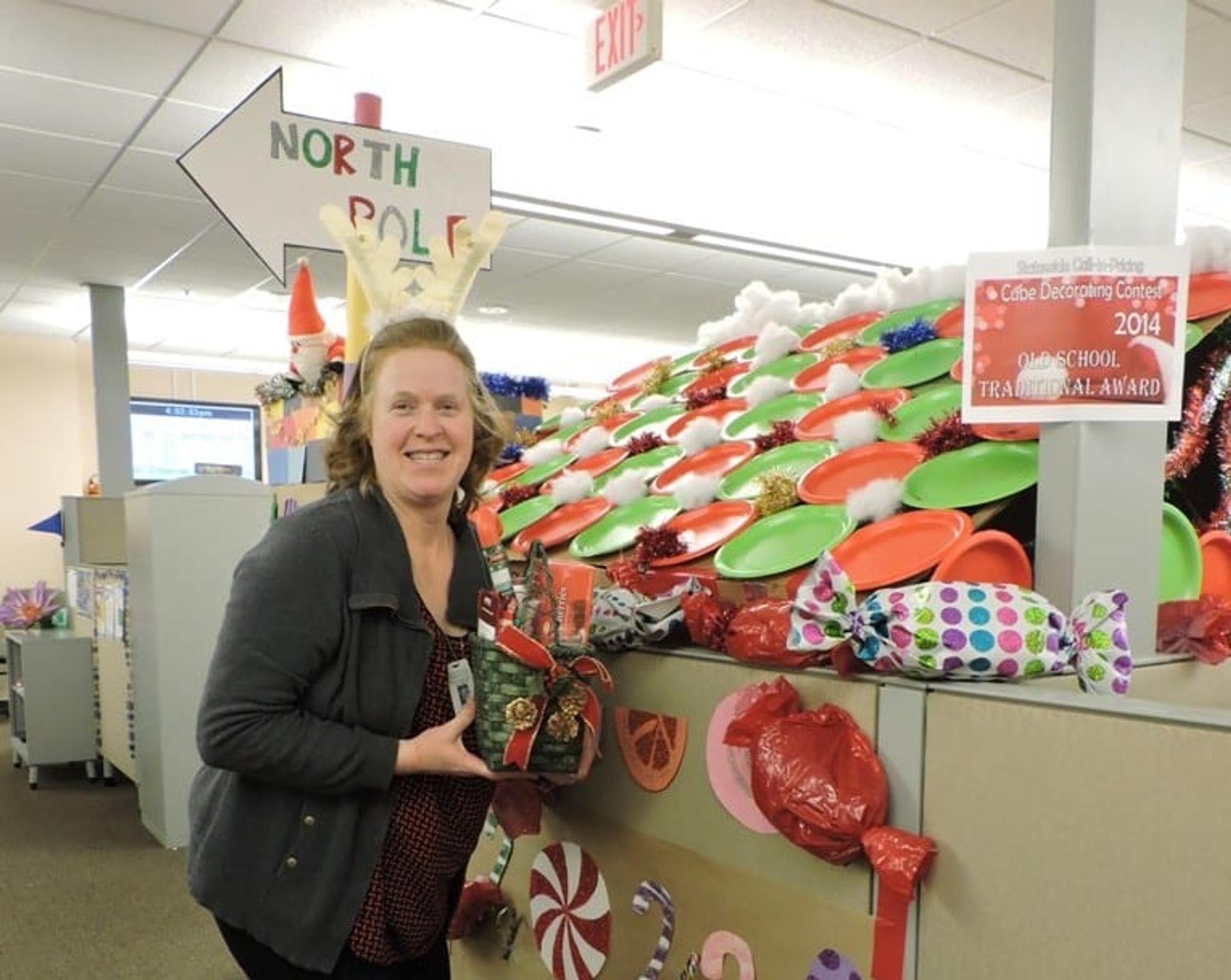 BCBSM Employee Spreads Holiday Cheer with Ultra-Festive Cubicle BCBSM Employee Spreads Holiday Cheer with Ultra-Festive Cubicle