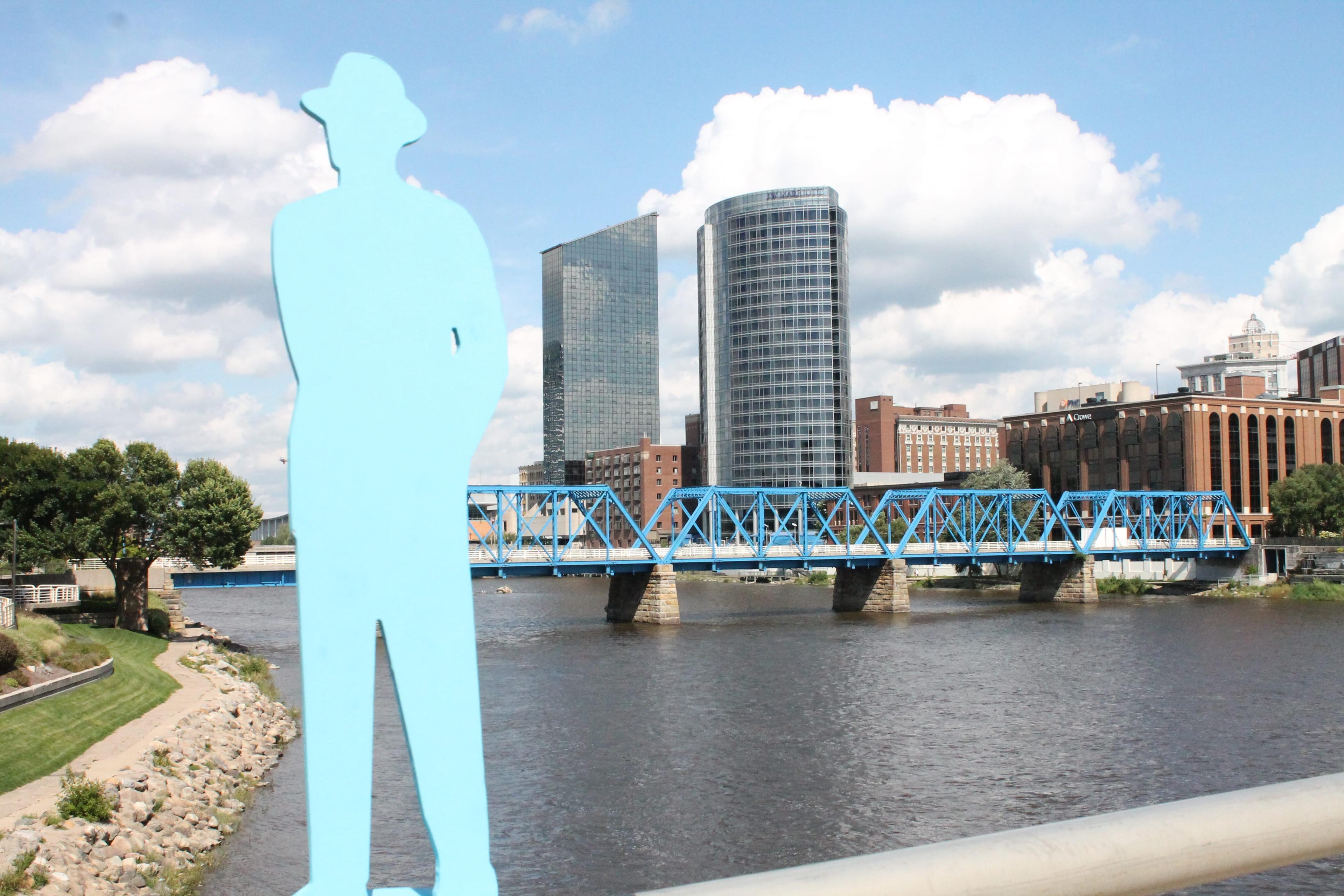 Image of one of the "blue men" near the Blue Bridge.