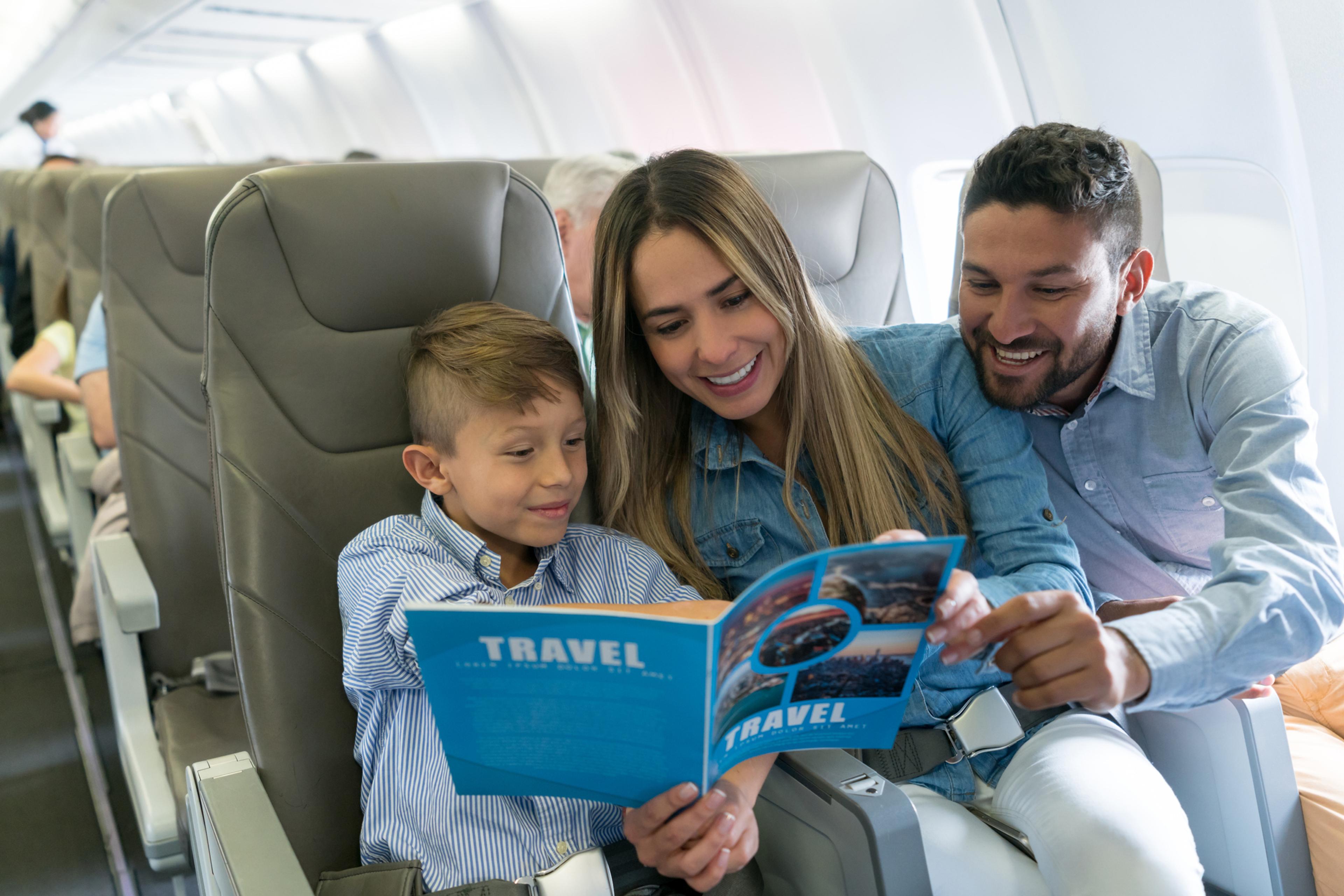 Дети с родителями в самолете. Путешествие с детьми. Семья в самолете. Путешествие на самолете. Семейный самолет.