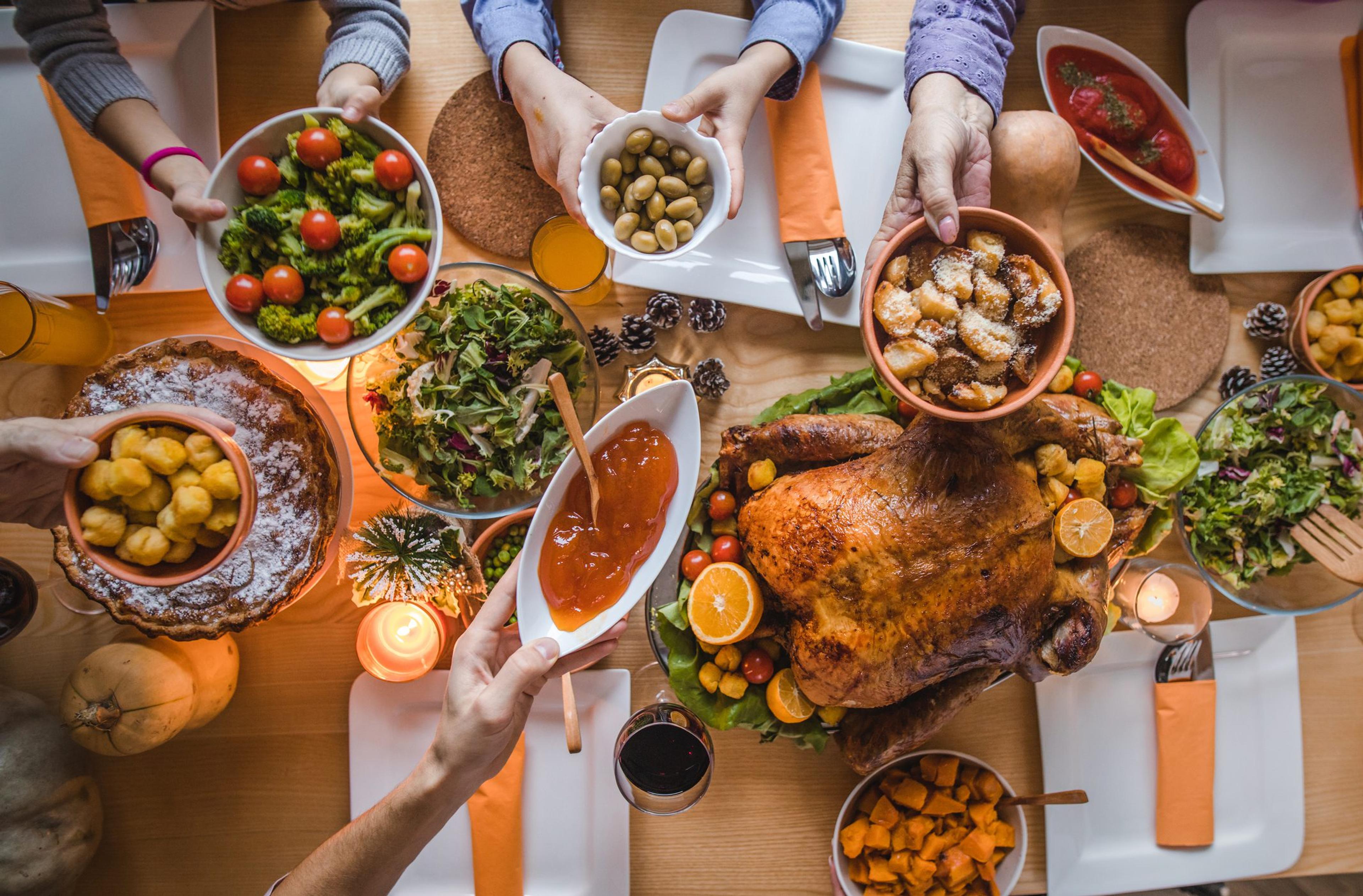 Passing the gravy at a diabetes-friendly Thanksgiving table