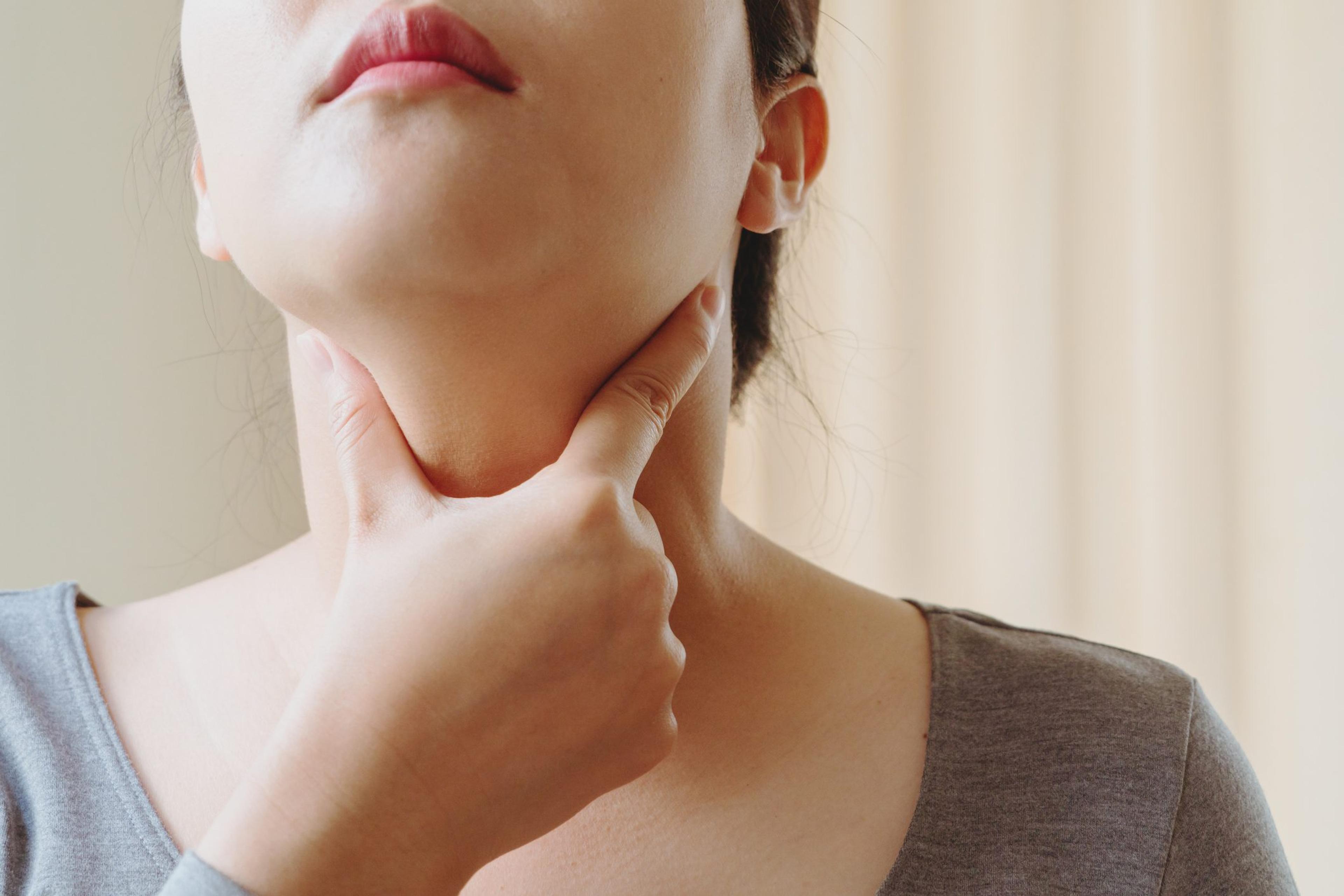 Women with thyroid gland test . Endocrinology, hormones and treatment. Inflammation of the sore throat