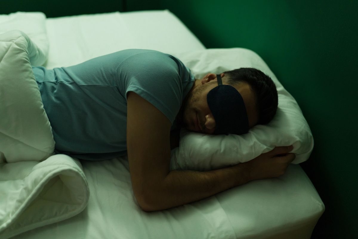 dark quiet bedroom environment optimal for core sleep