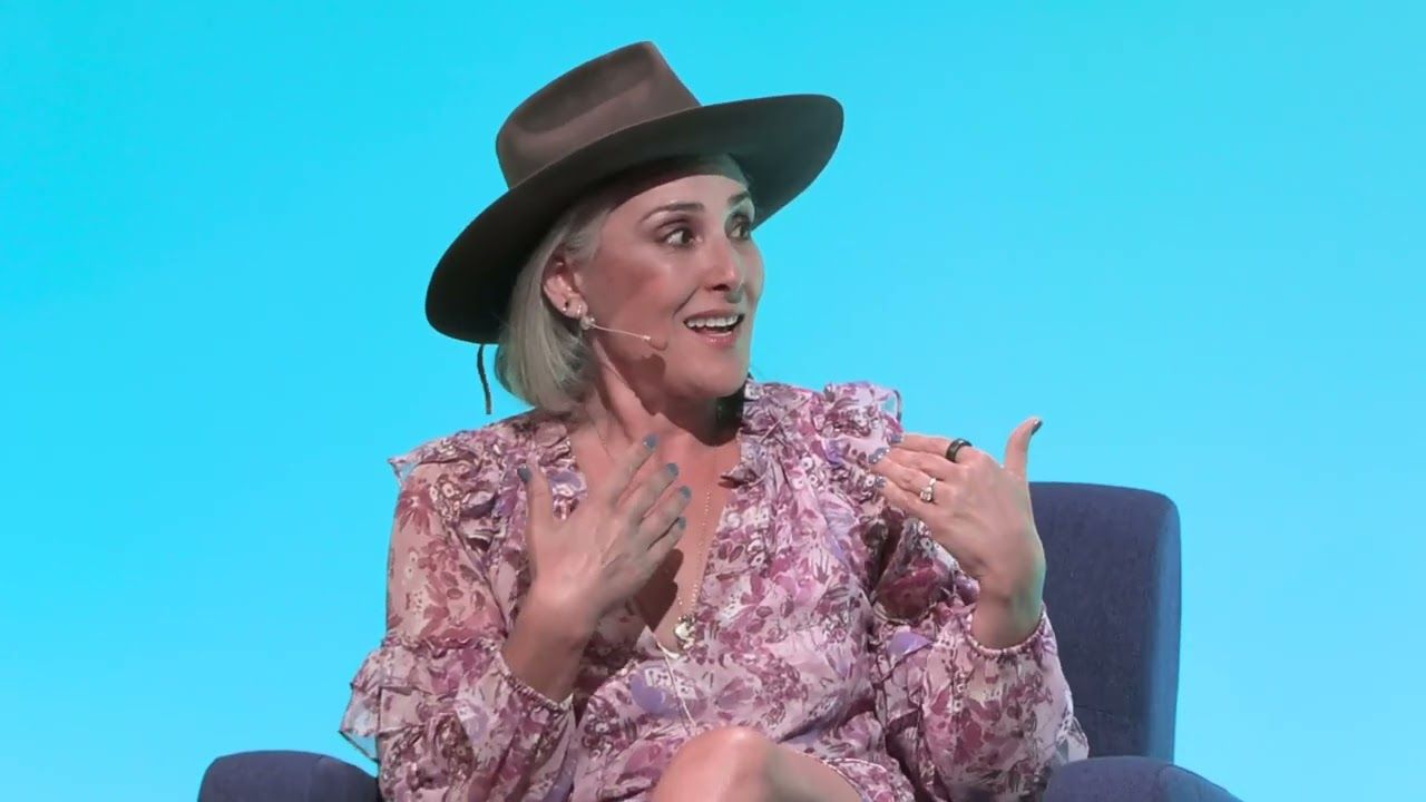 Ricki Lake on stage