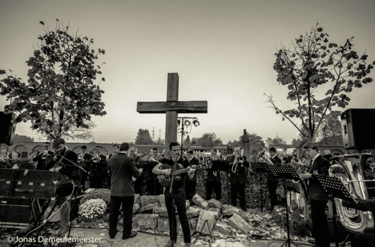 Band in front of cross