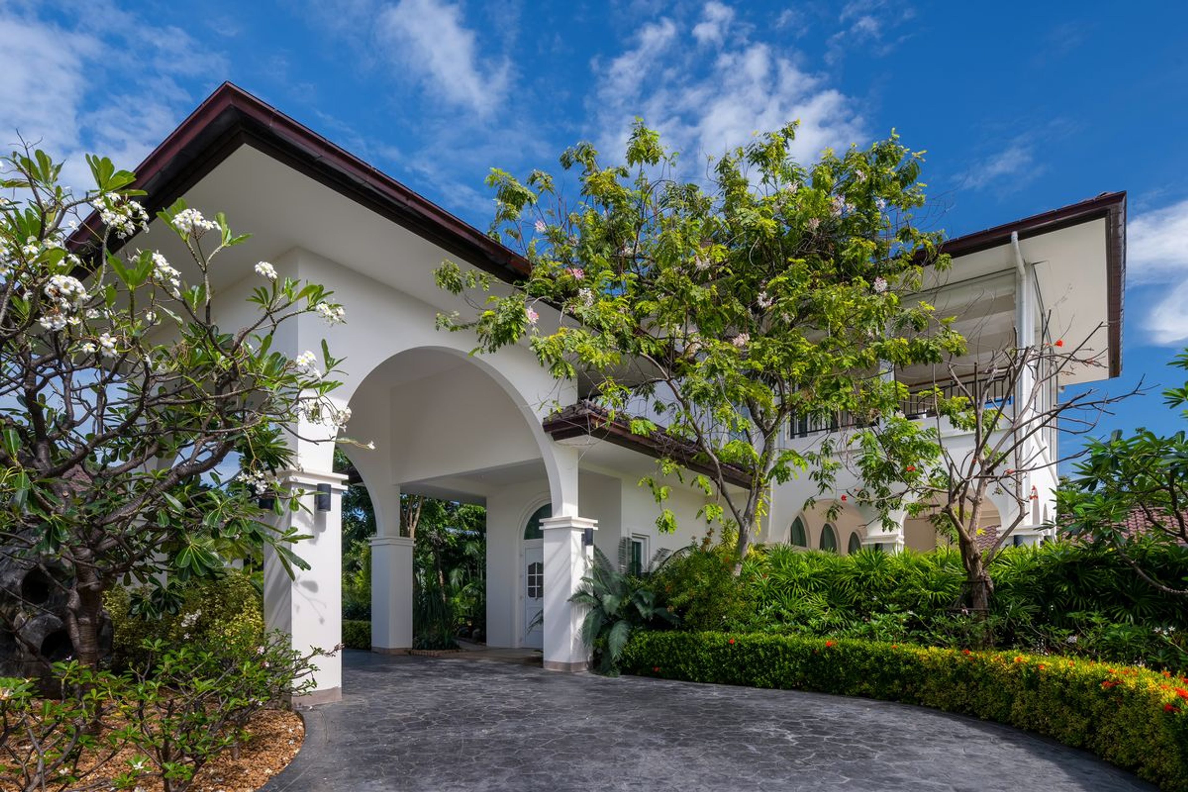 Elegant 6 Bedroom Mansion on a generous Landplot thumbnail 17