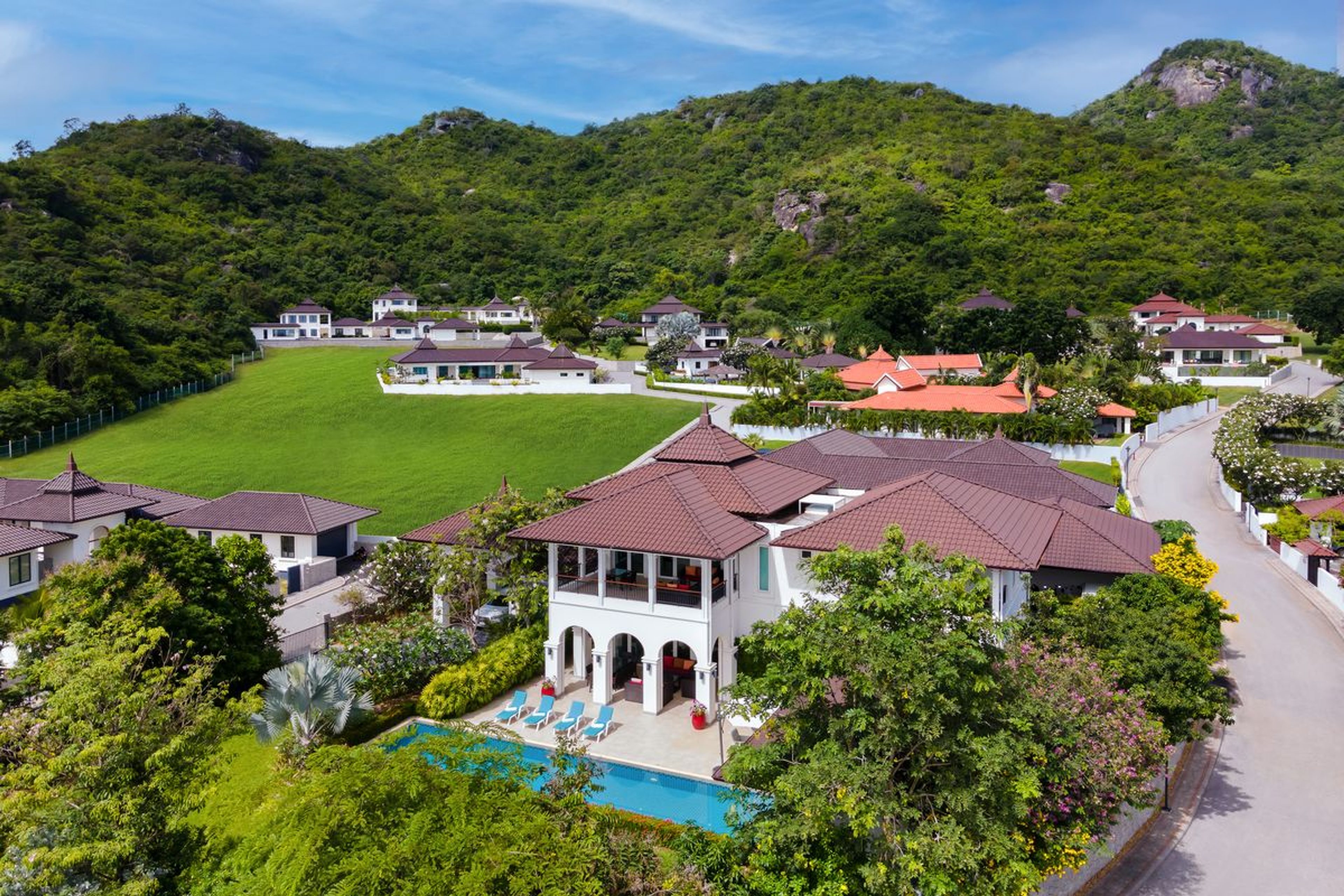 Elegant 6 Bedroom Mansion on a generous Landplot thumbnail 60