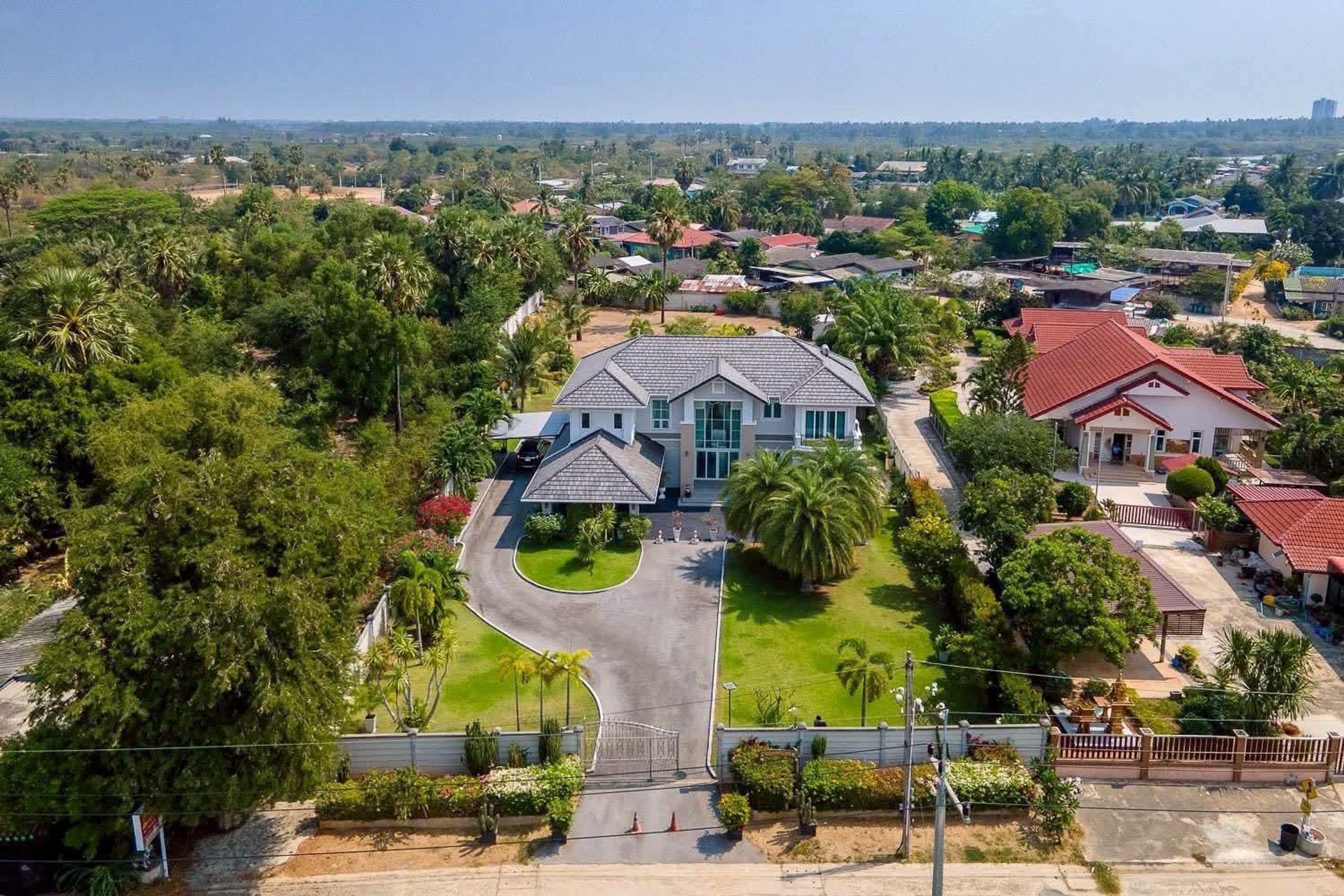 Impressive 7-Bedroom Mansion with Large Saltwater Pool in Cha-Am thumbnail 3