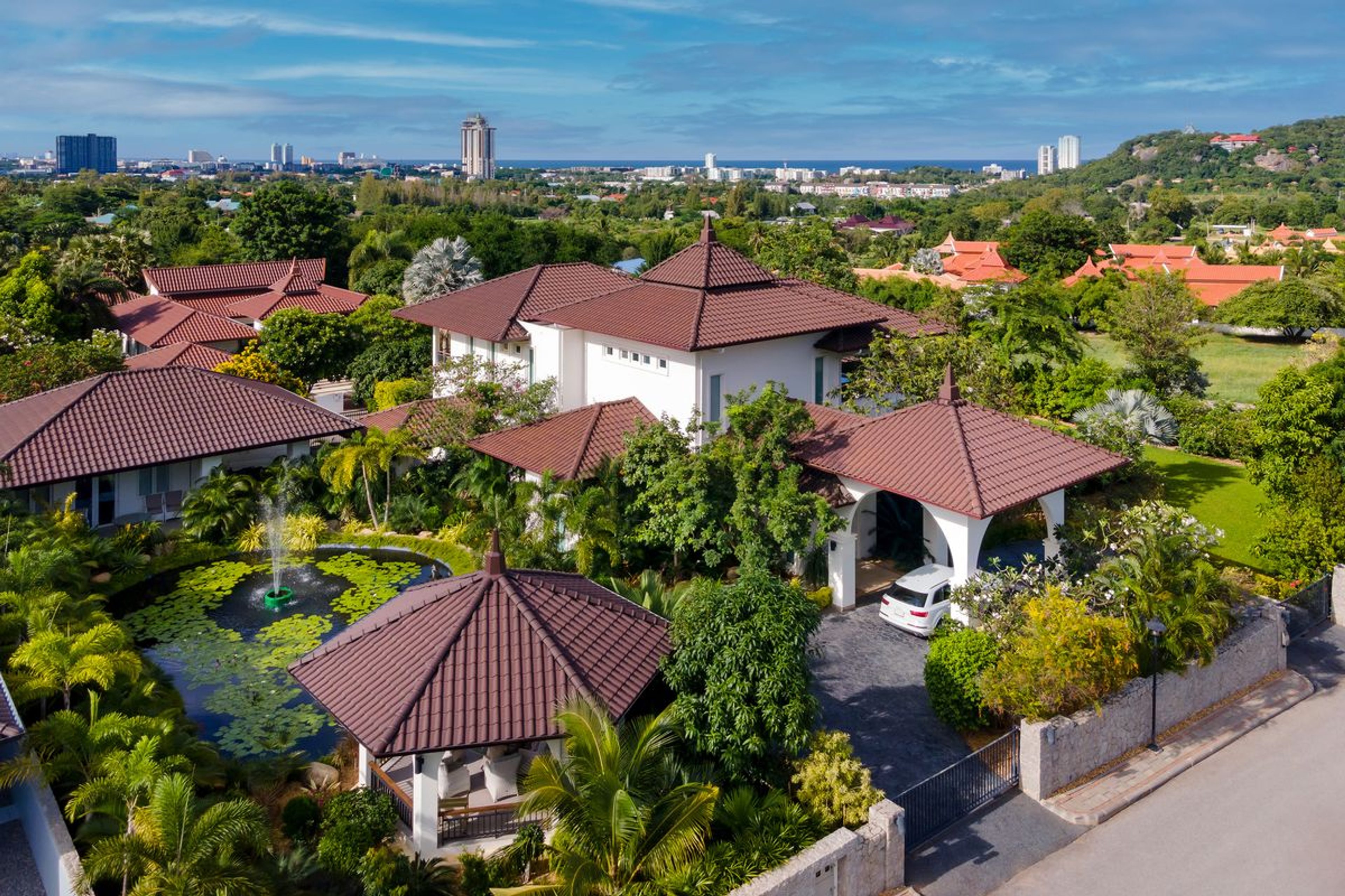 Elegant 6 Bedroom Mansion on a generous Landplot thumbnail 56