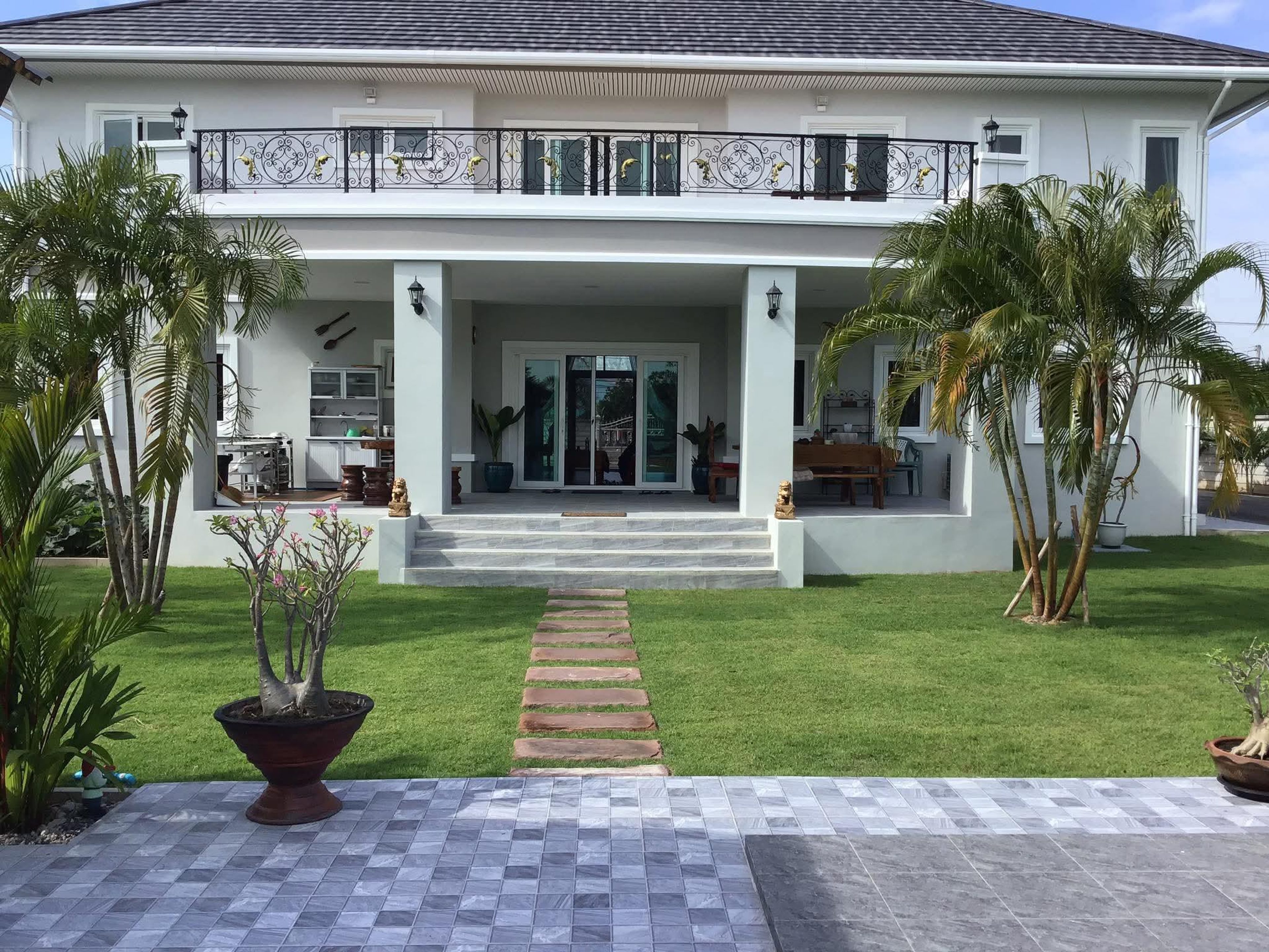 Impressive 7-Bedroom Mansion with Large Saltwater Pool in Cha-Am thumbnail 4