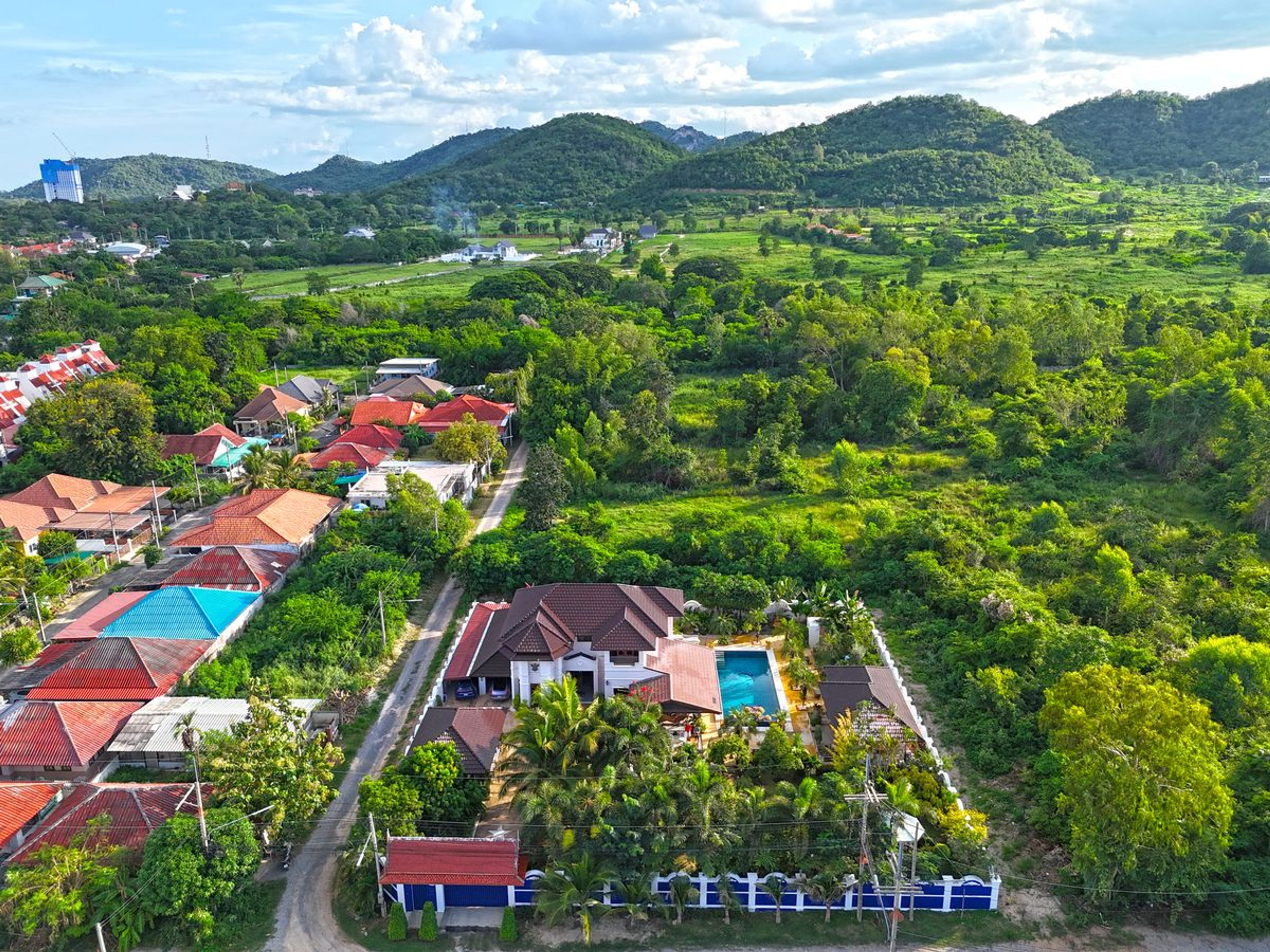 Unique Mansion on 1 Rai with incredible tropical  garden thumbnail 4