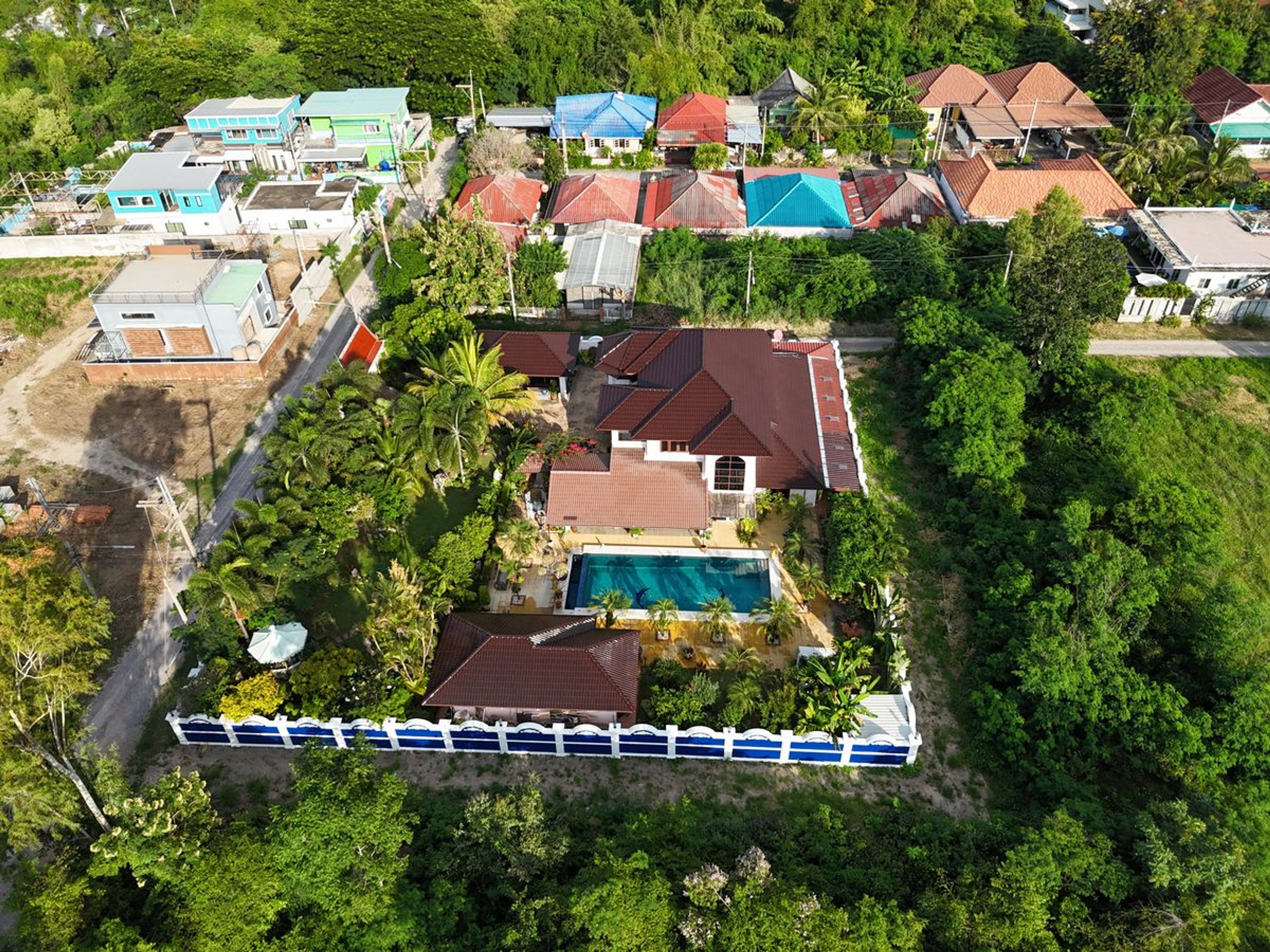 Unique Mansion on 1 Rai with incredible tropical  garden thumbnail 5