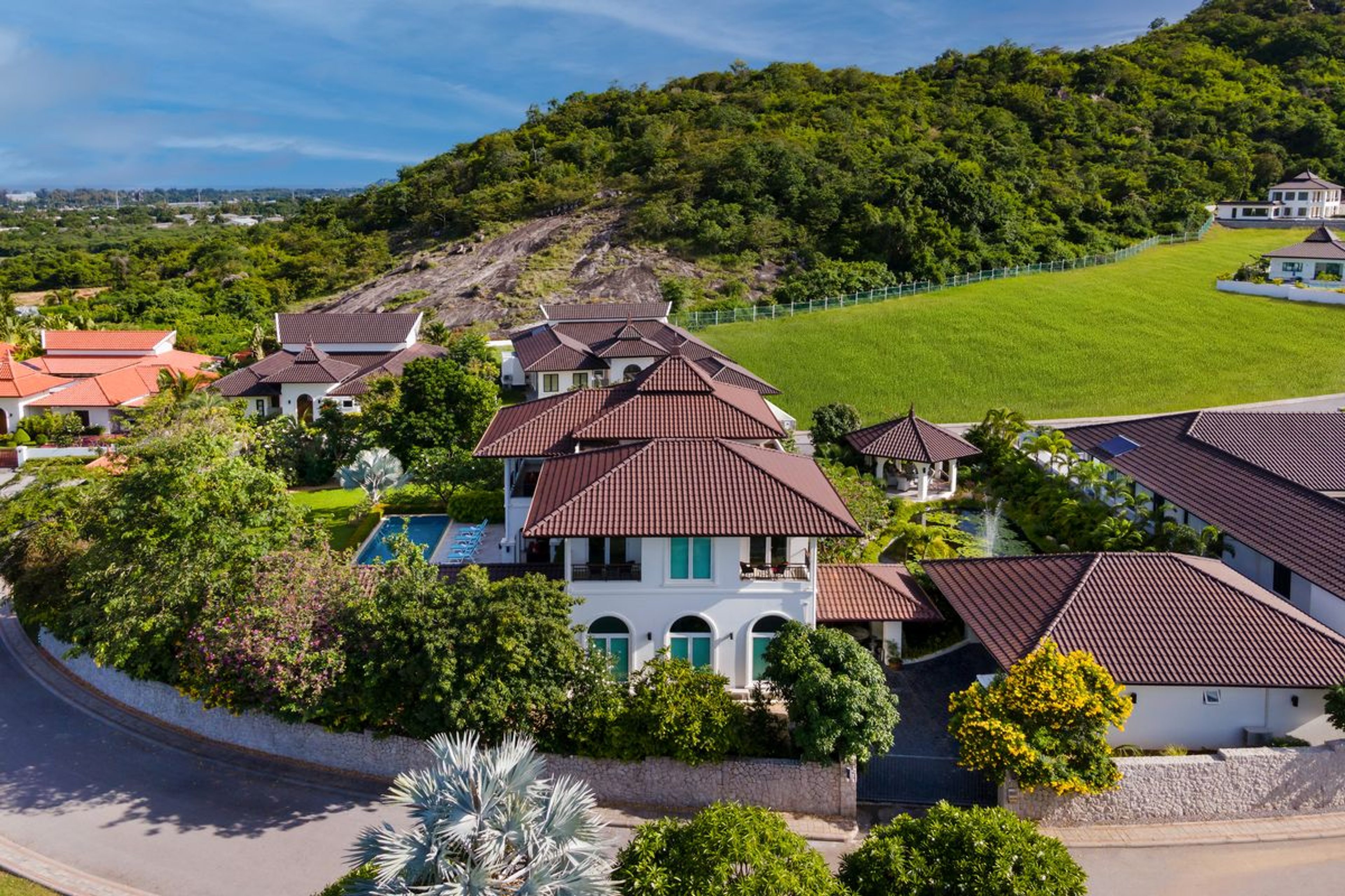 Elegant 6 Bedroom Mansion on a generous Landplot thumbnail 52