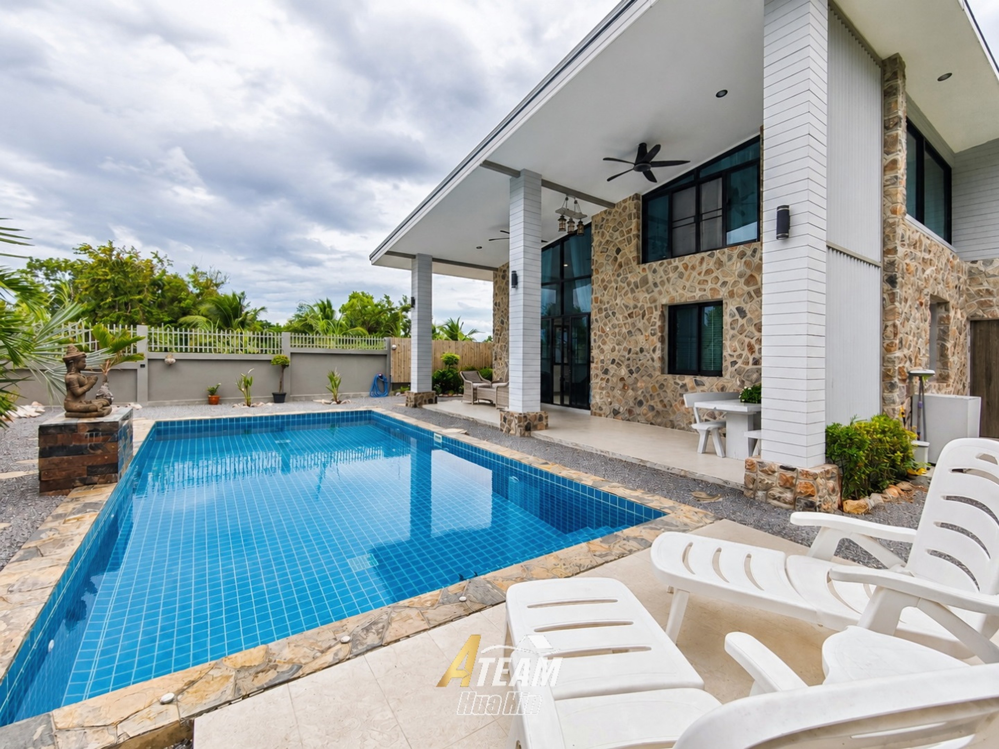 Charmante villa avec piscine de 2 chambres à vendre à Thap Tai