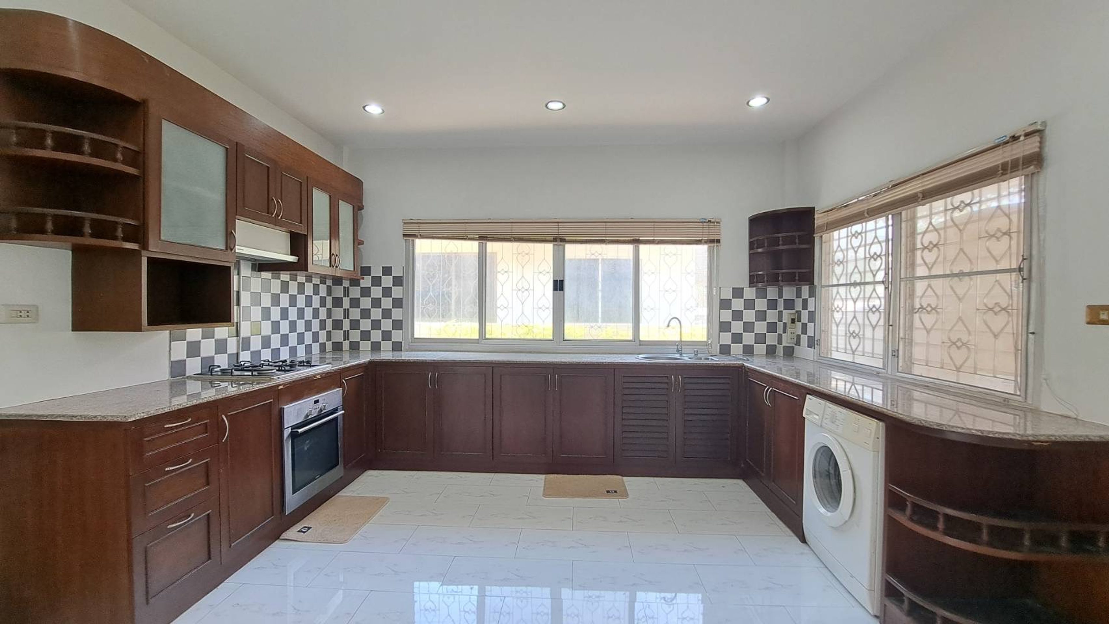 Spacious 3-Bedroom House for Sale in Hua Hin Soi 2 thumbnail 5