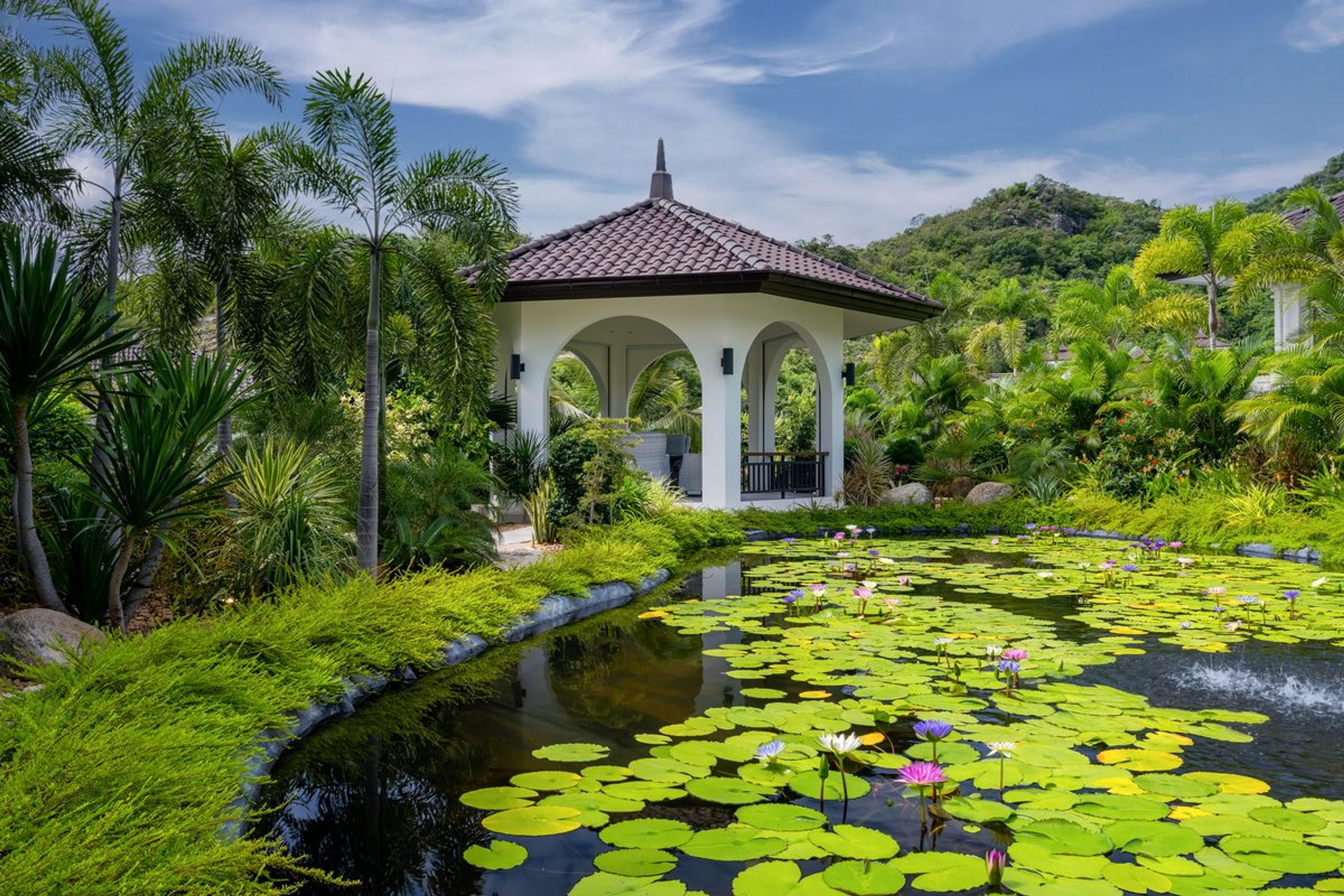 Elegant 6 Bedroom Mansion on a generous Landplot thumbnail 3