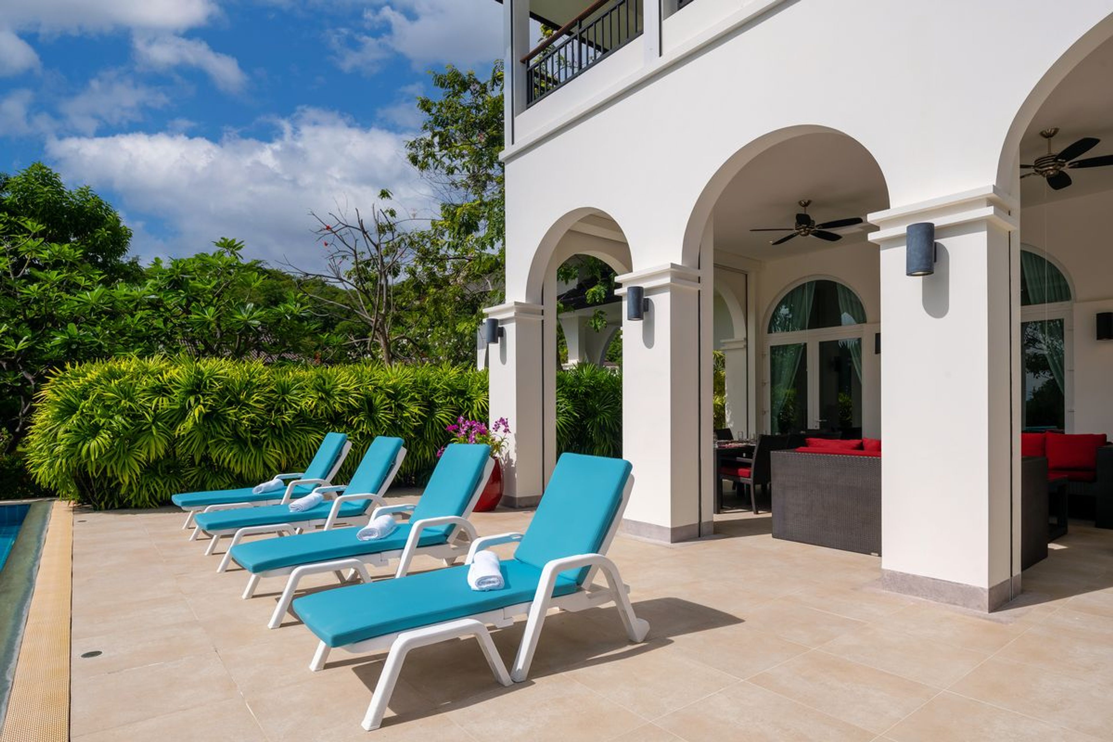 Elegant 6 Bedroom Mansion on a generous Landplot thumbnail 15