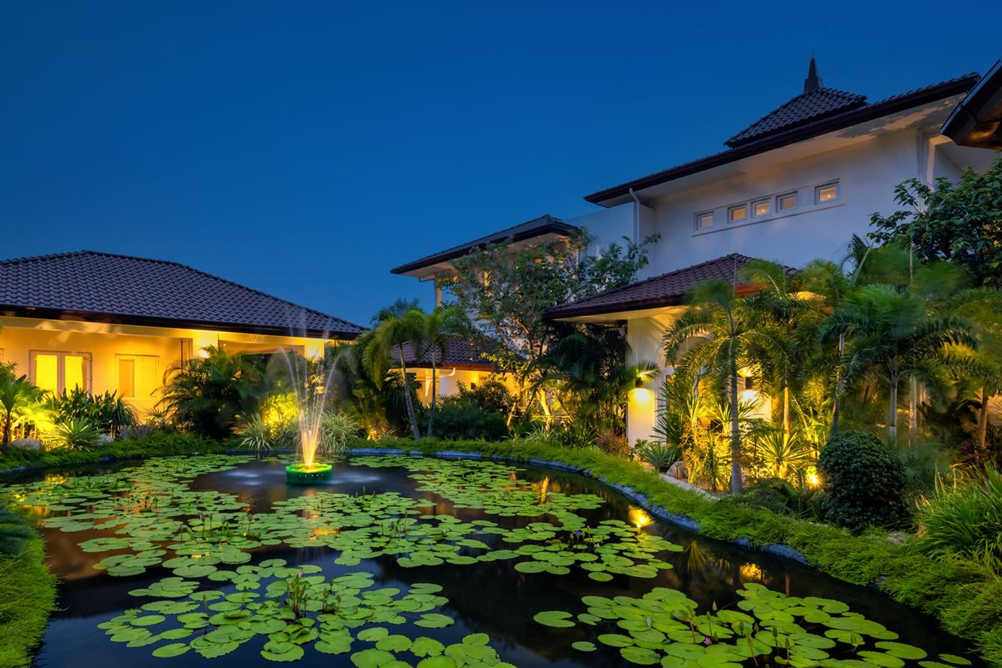 Elegant 6 Bedroom Mansion on a generous Landplot thumbnail 11