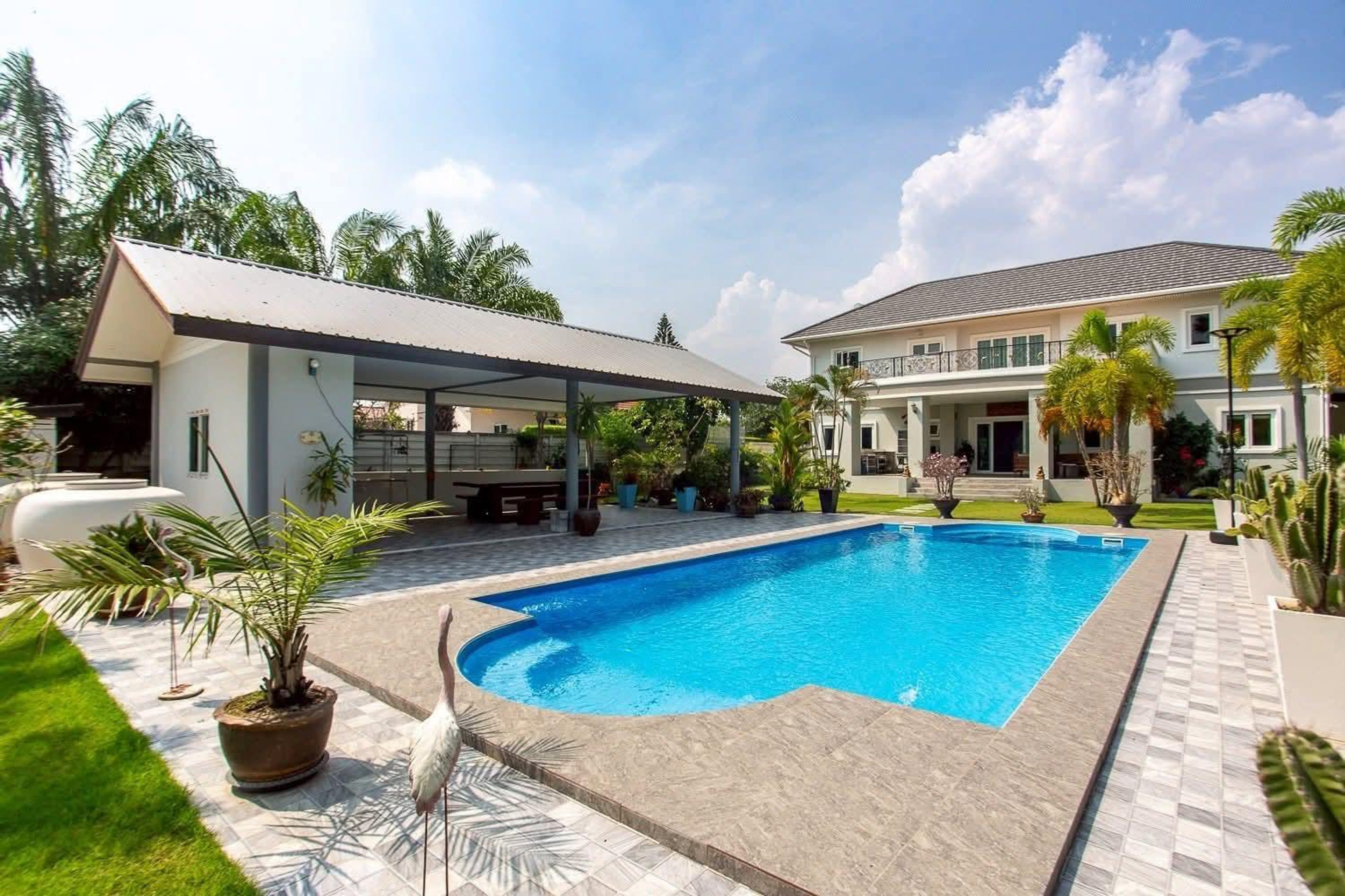 Impressive 7-Bedroom Mansion with Large Saltwater Pool in Cha-Am thumbnail 6