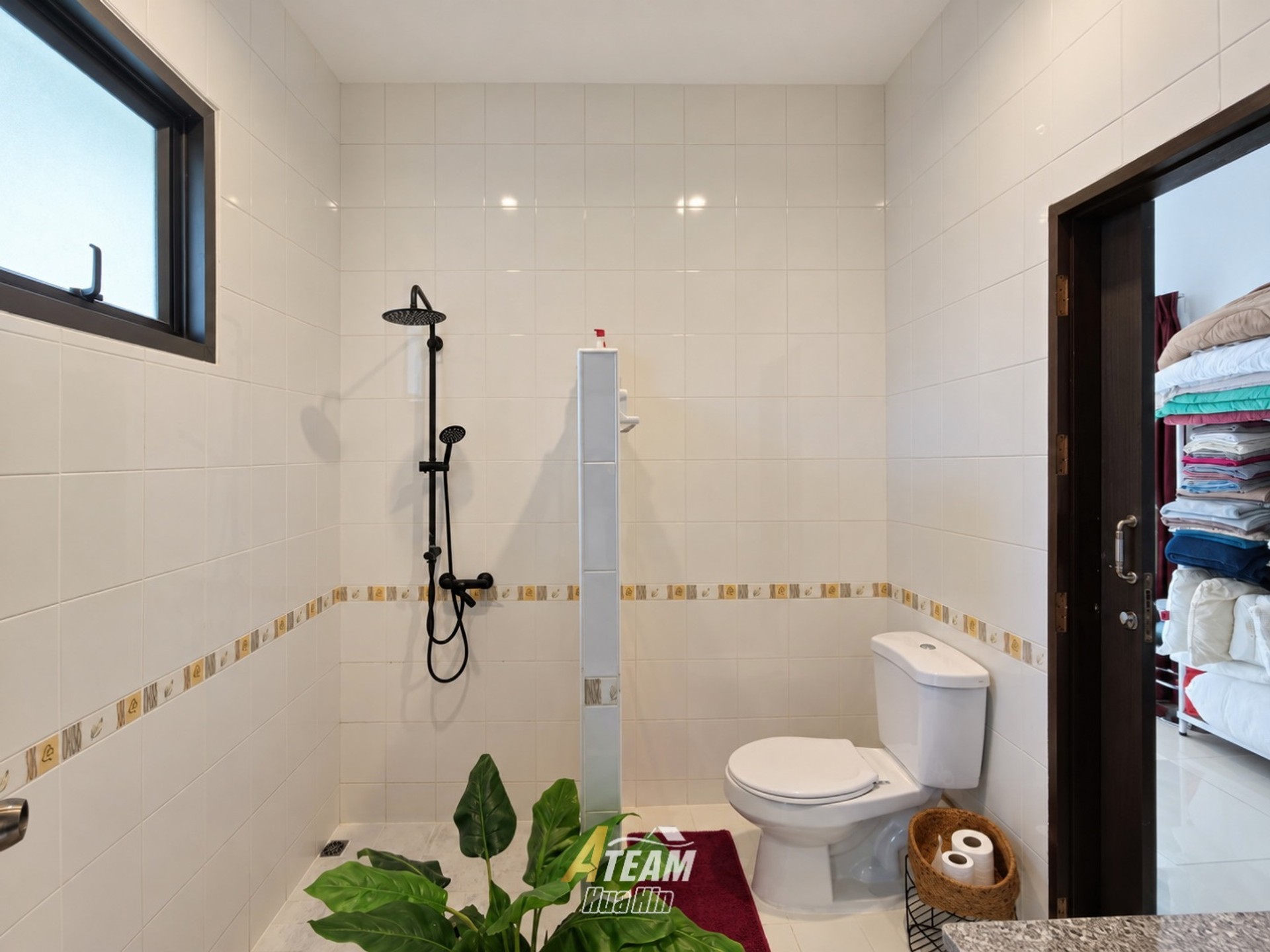 Luxury 4-Bedroom Pool Villa on a Large Plot in Khao Tao