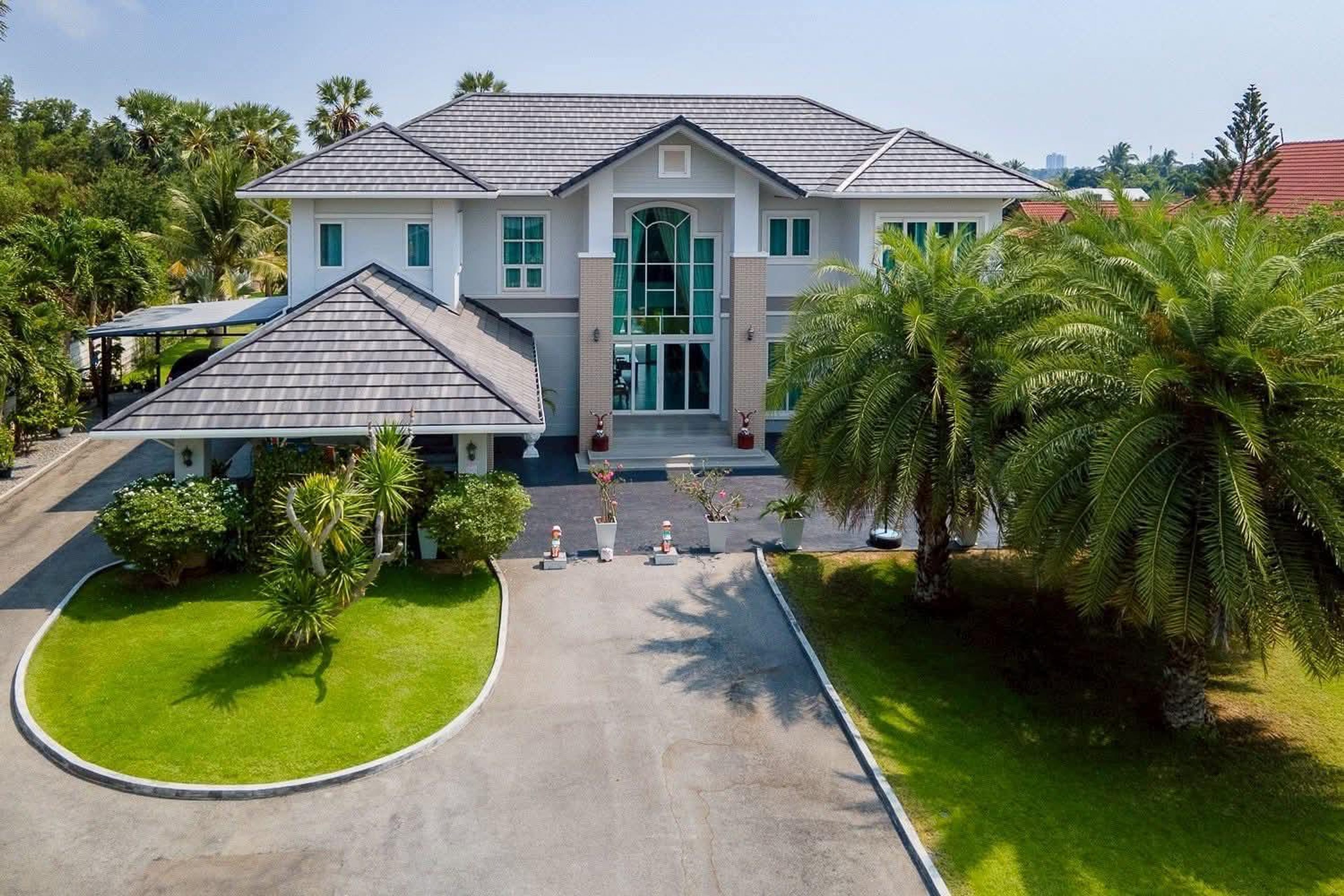 Impressive 7-Bedroom Mansion with Large Saltwater Pool in Cha-Am thumbnail 2