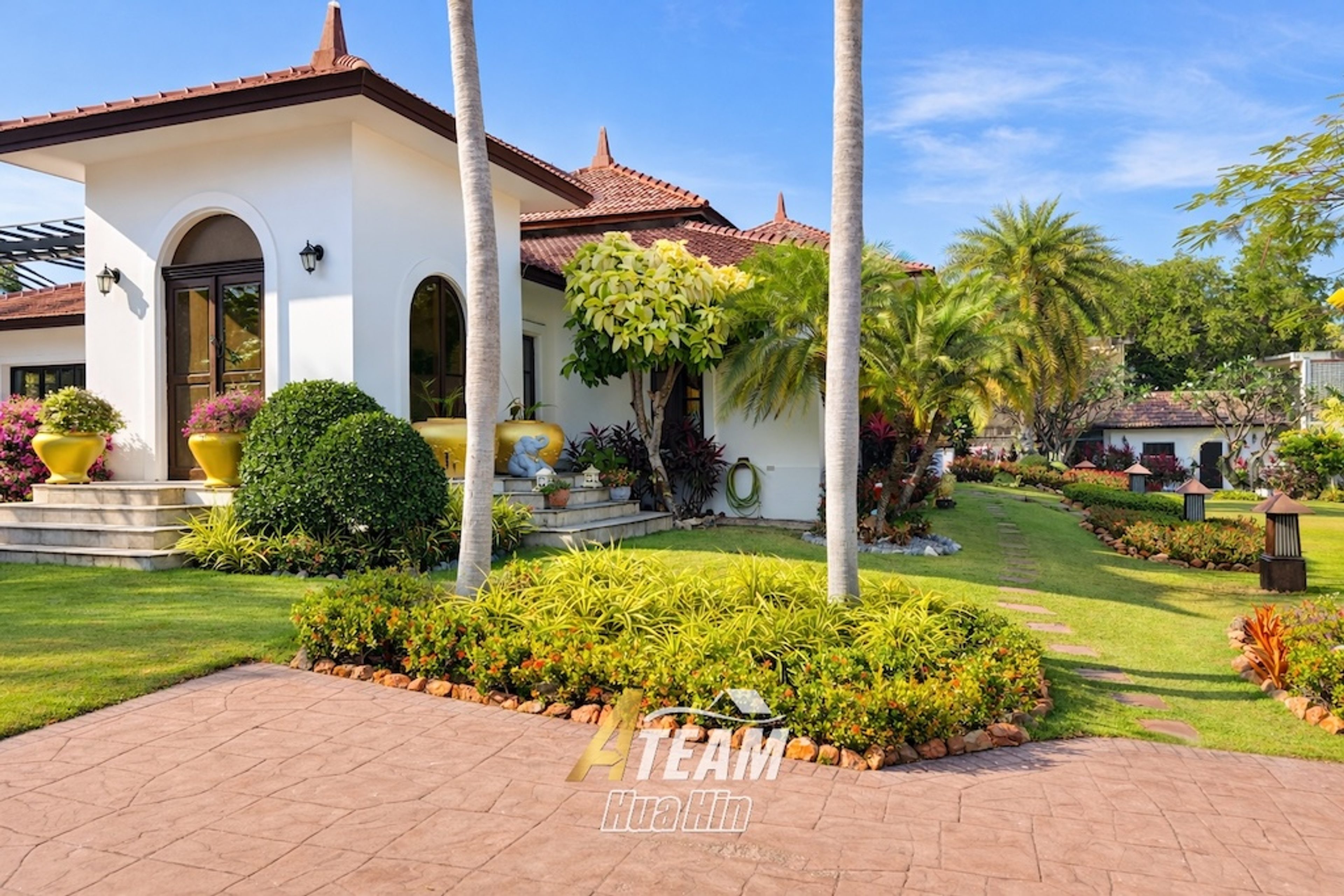 Luxury 6-Bedrooms Spacious 3,200 sqm Estate 5 min from city center —  thumbnail 4