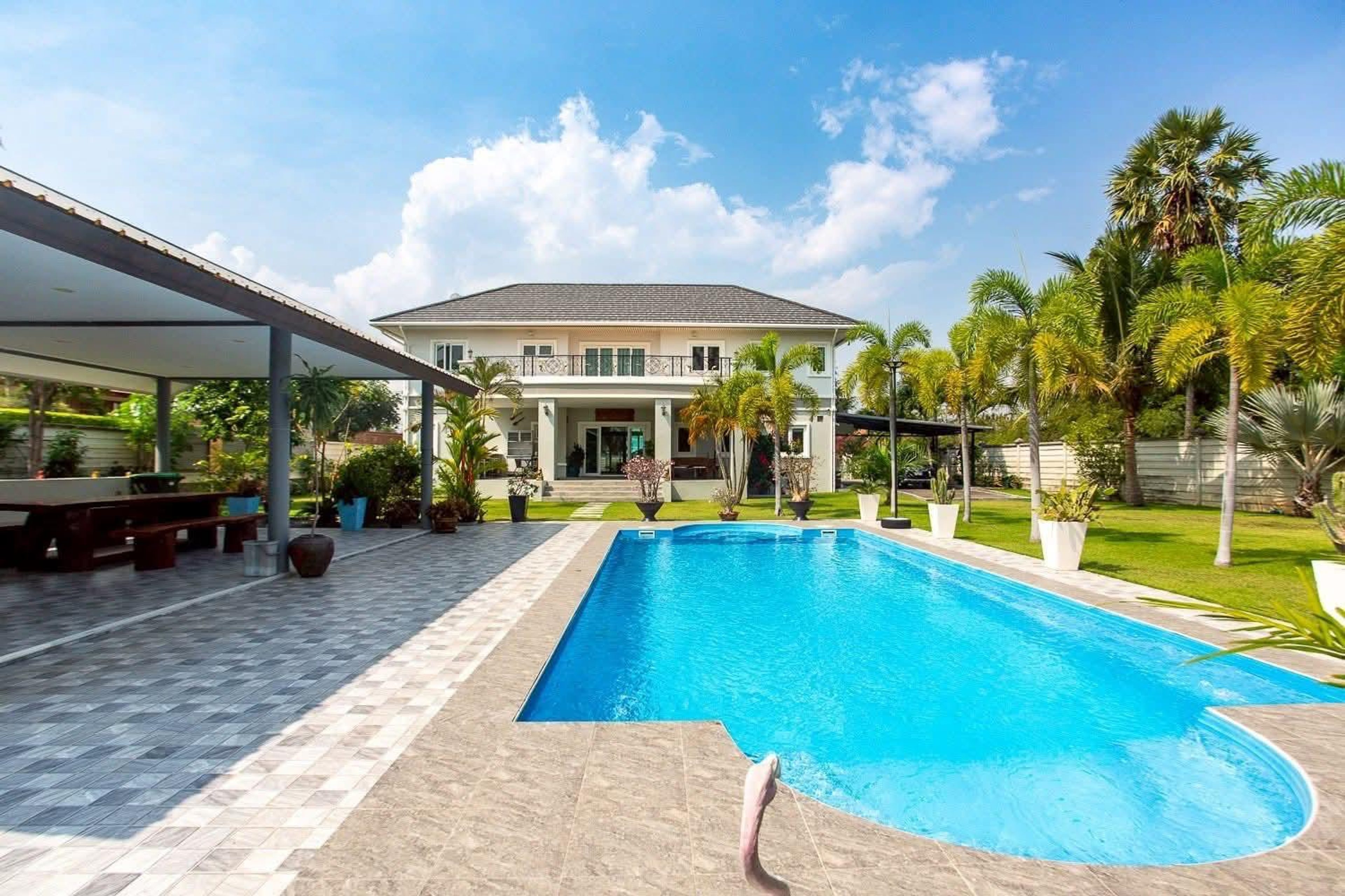 Impressive 7-Bedroom Mansion with Large Saltwater Pool in Cha-Am thumbnail 5