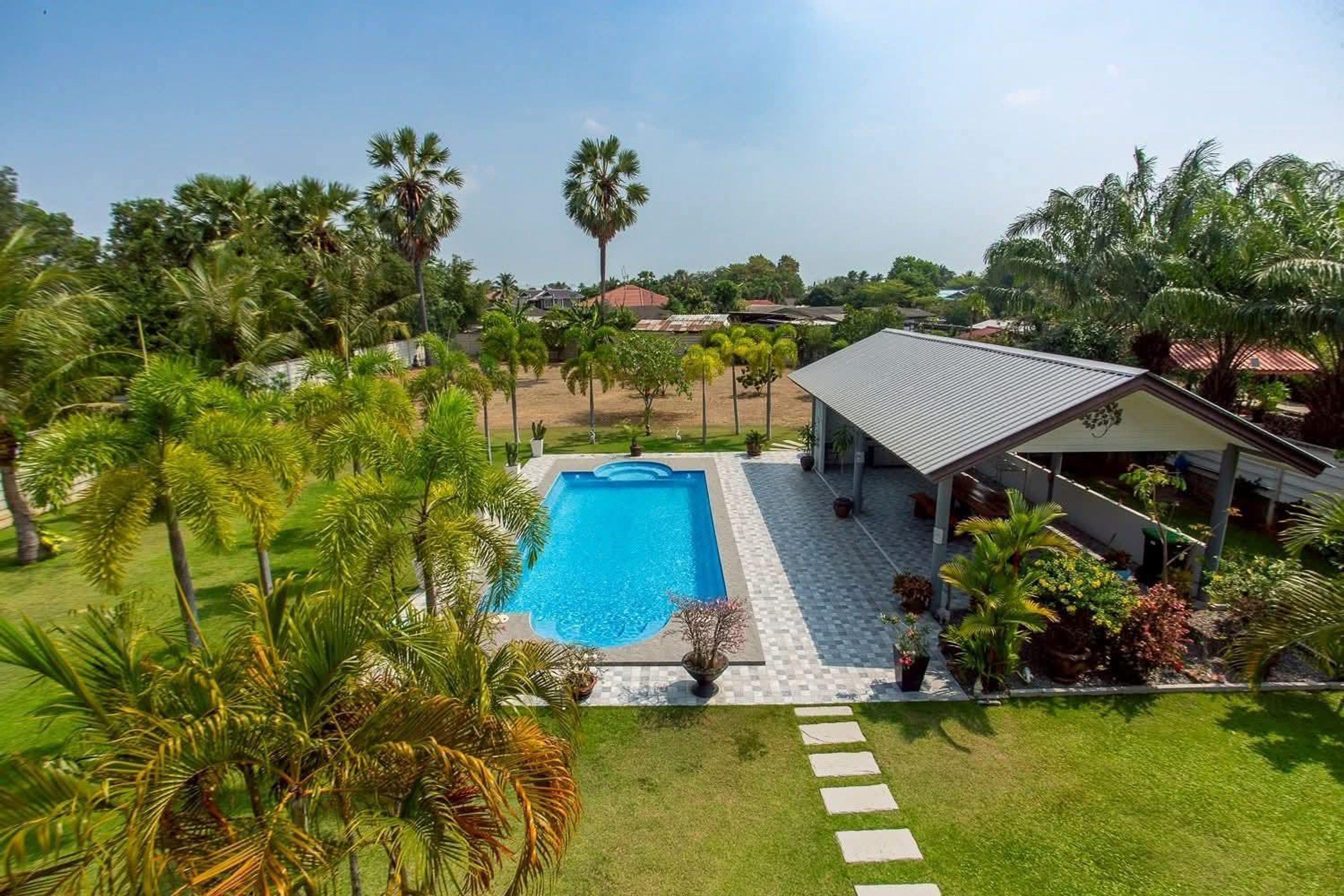 Impressive 7-Bedroom Mansion with Large Saltwater Pool in Cha-Am thumbnail 7