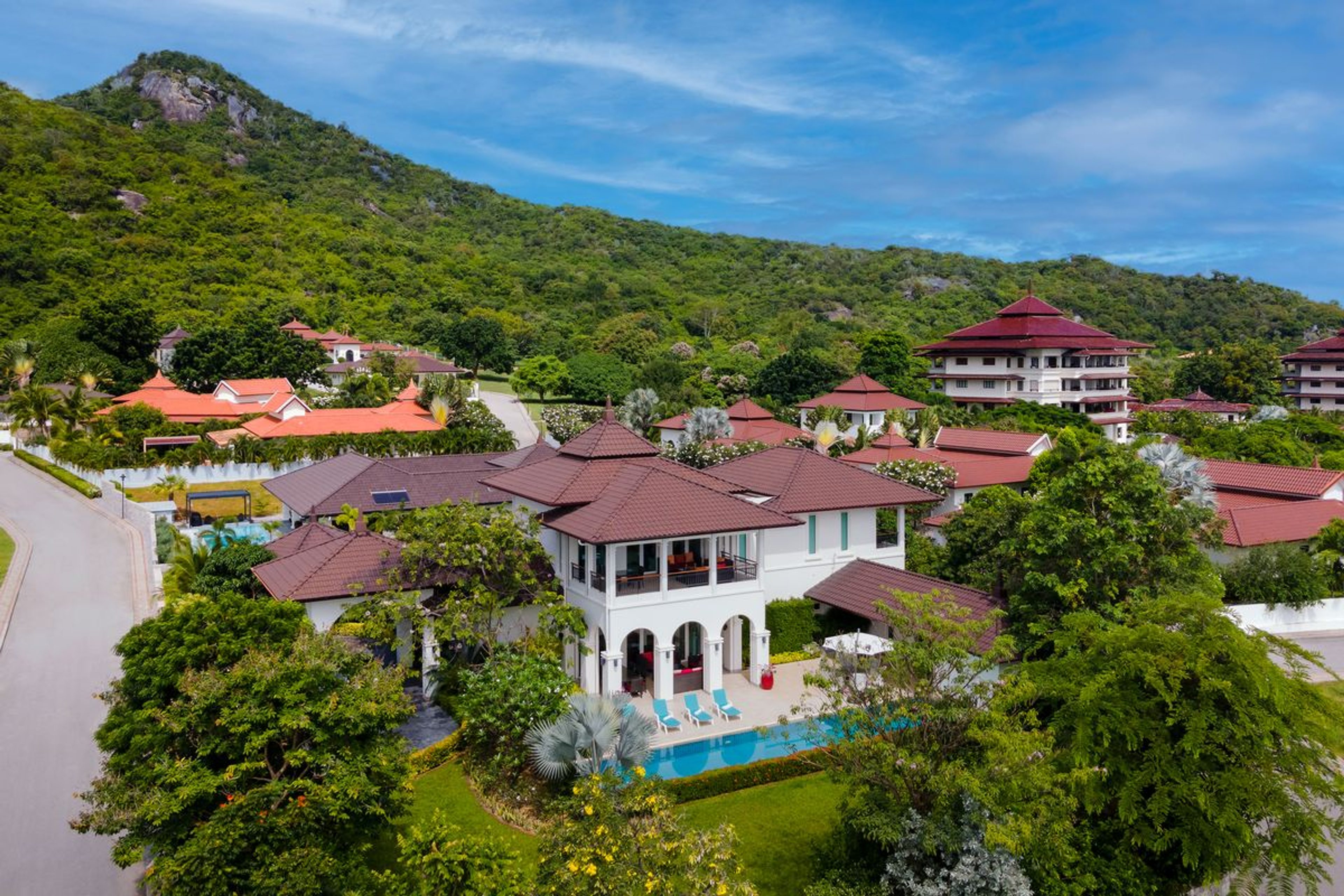 Elegant 6 Bedroom Mansion on a generous Landplot thumbnail 68