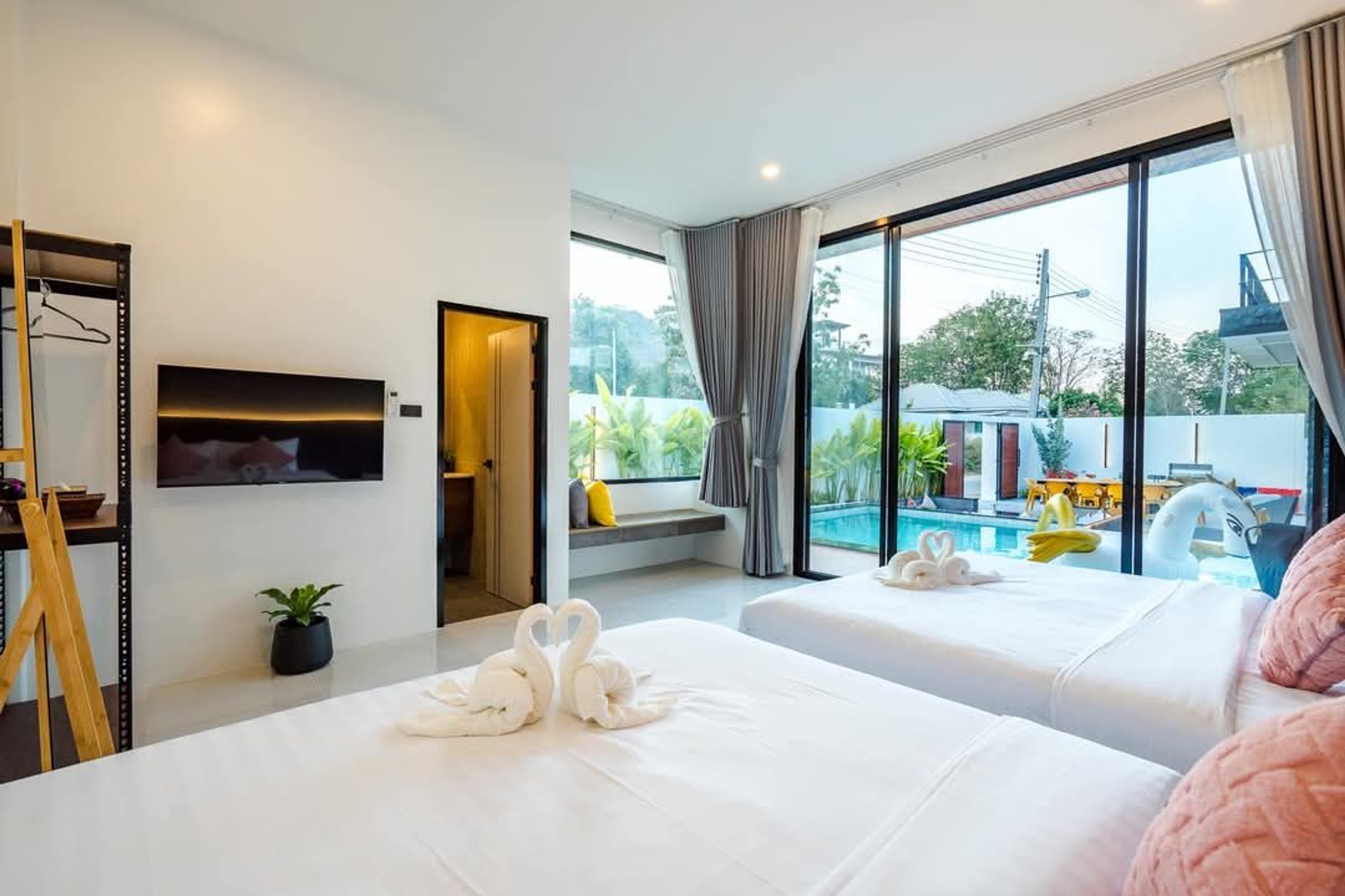 Modern Luxury  5-Bedroom Home – Hua Hin thumbnail 16
