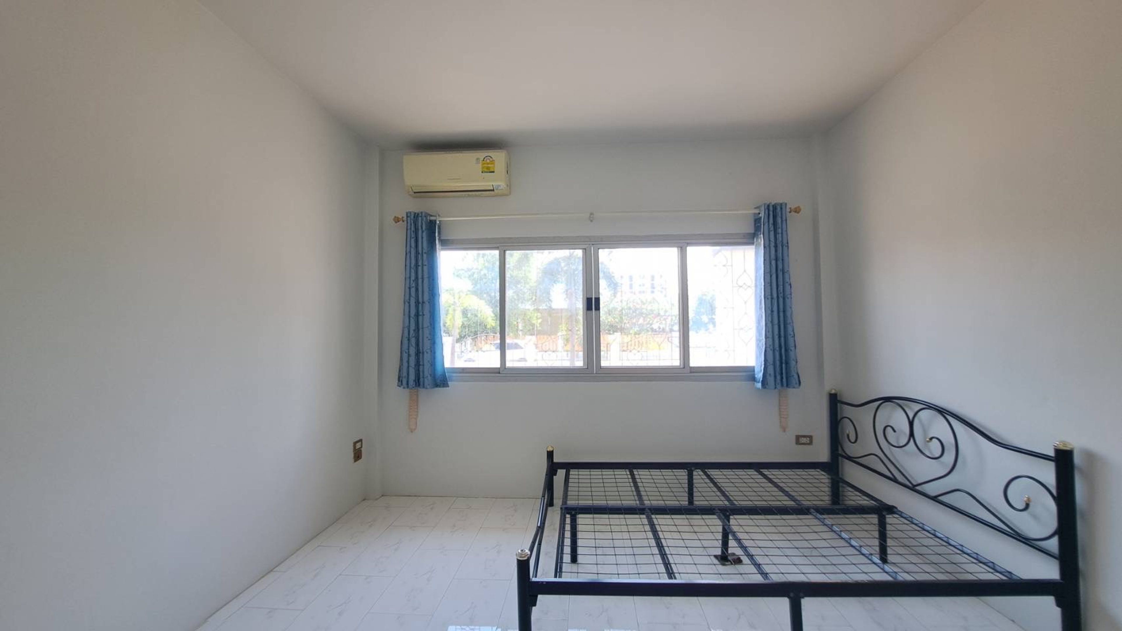 Spacious 3-Bedroom House for Sale in Hua Hin Soi 2 thumbnail 9