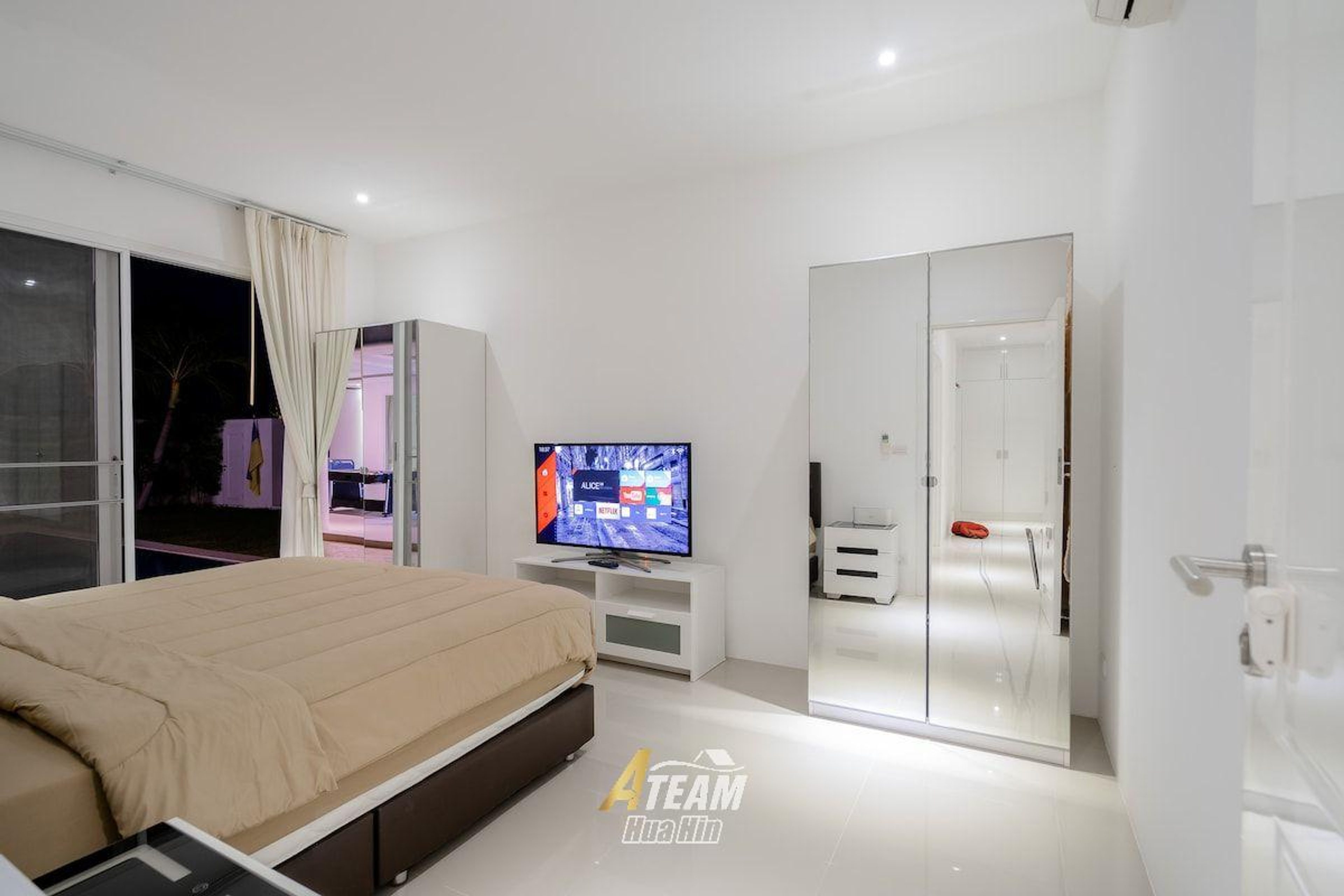 Luxury 3-Bedroom Pool Villa for Sale at Falcon Hill, Soi 102 thumbnail 23
