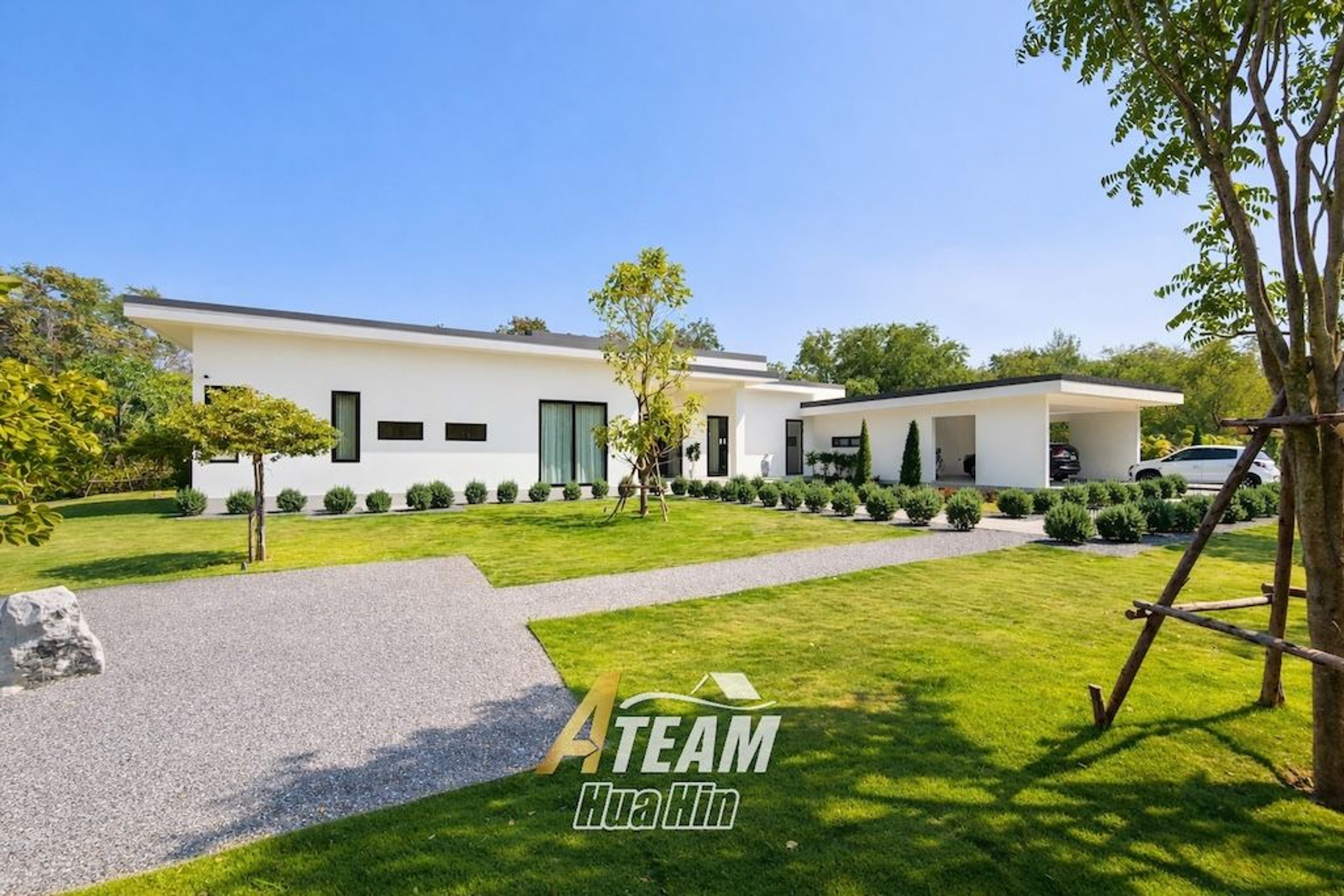 Luxury 3-Bedroom Estate with Springfield Golf Course View thumbnail 3