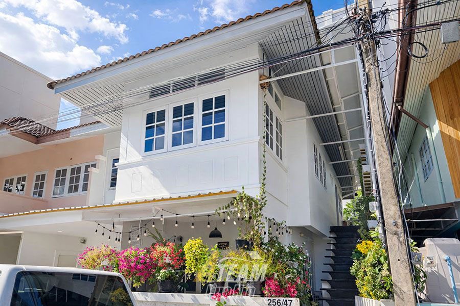 rare: 120sqm next to market village