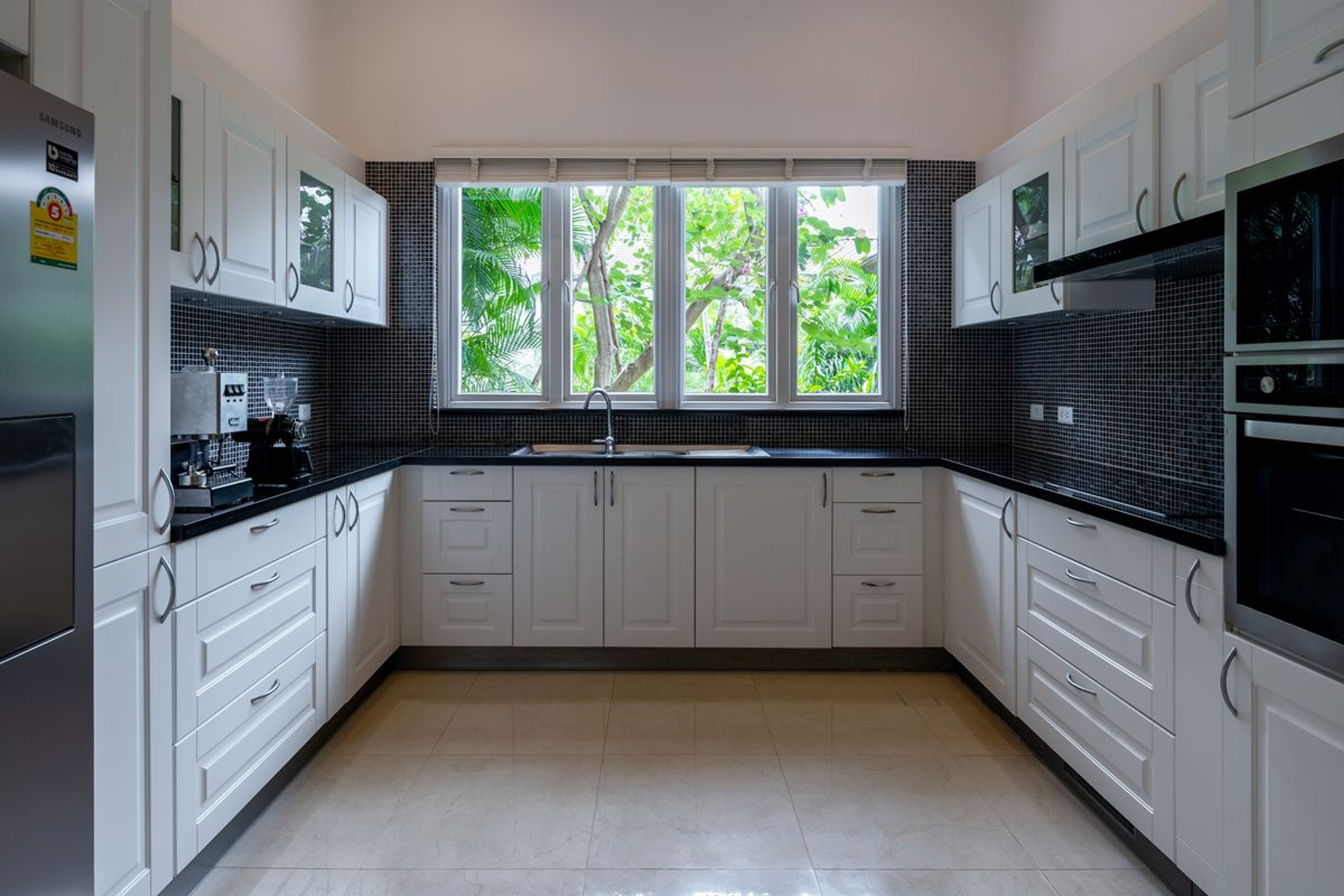 Elegant 6 Bedroom Mansion on a generous Landplot thumbnail 39