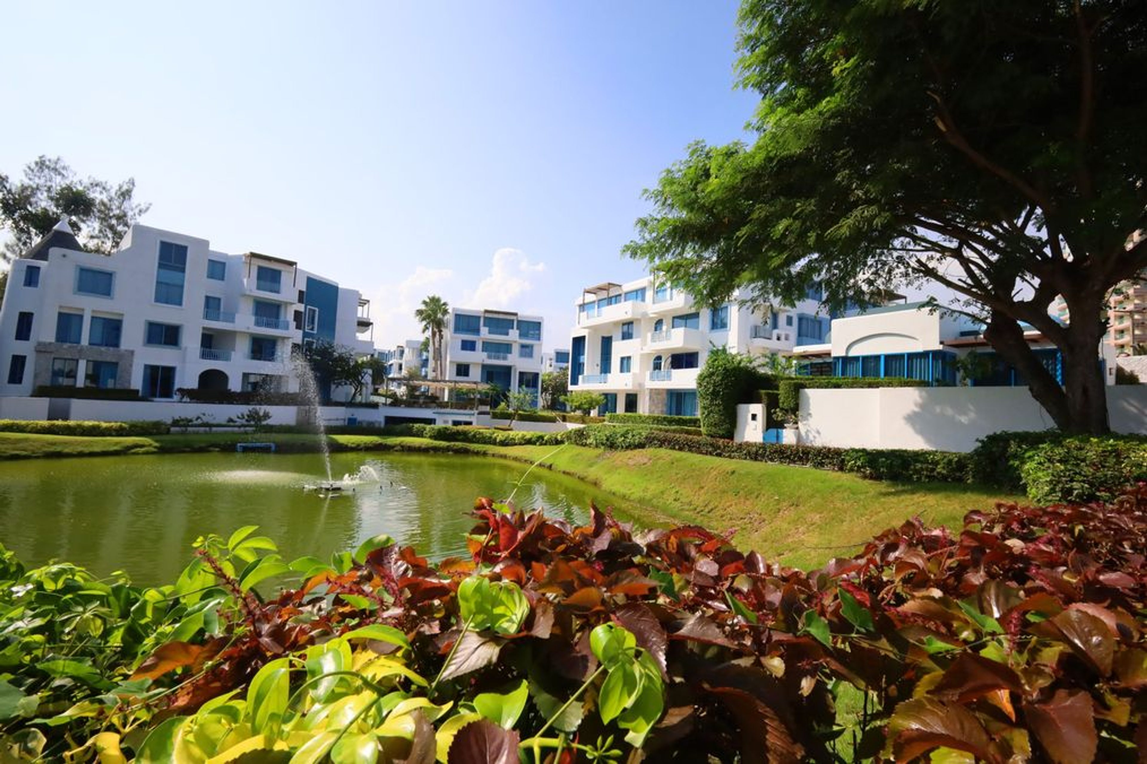 The Crest Santora 1 Bedroom for Sale with Swimming Pool View thumbnail 2