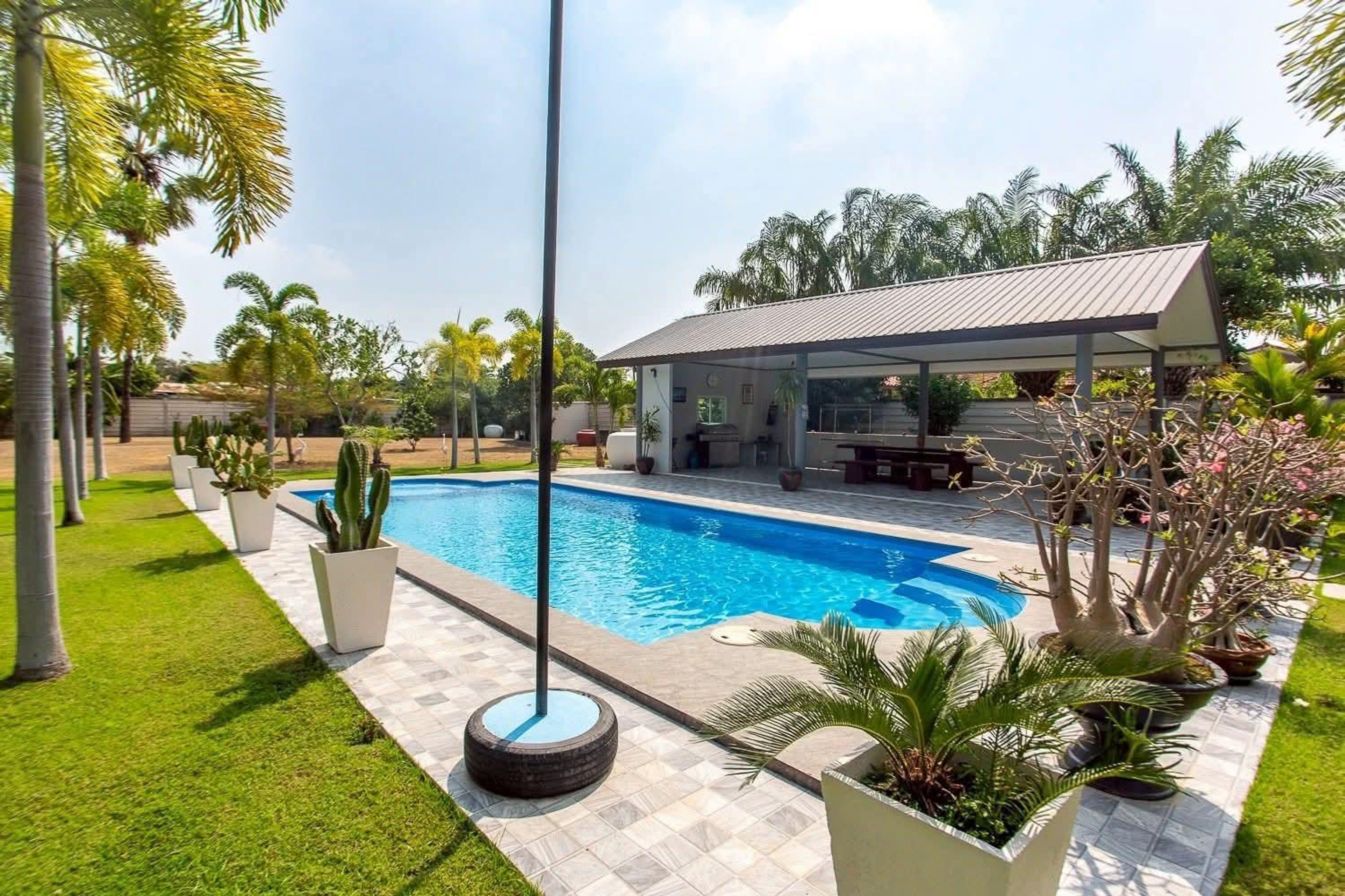 Impressive 7-Bedroom Mansion with Large Saltwater Pool in Cha-Am thumbnail 8