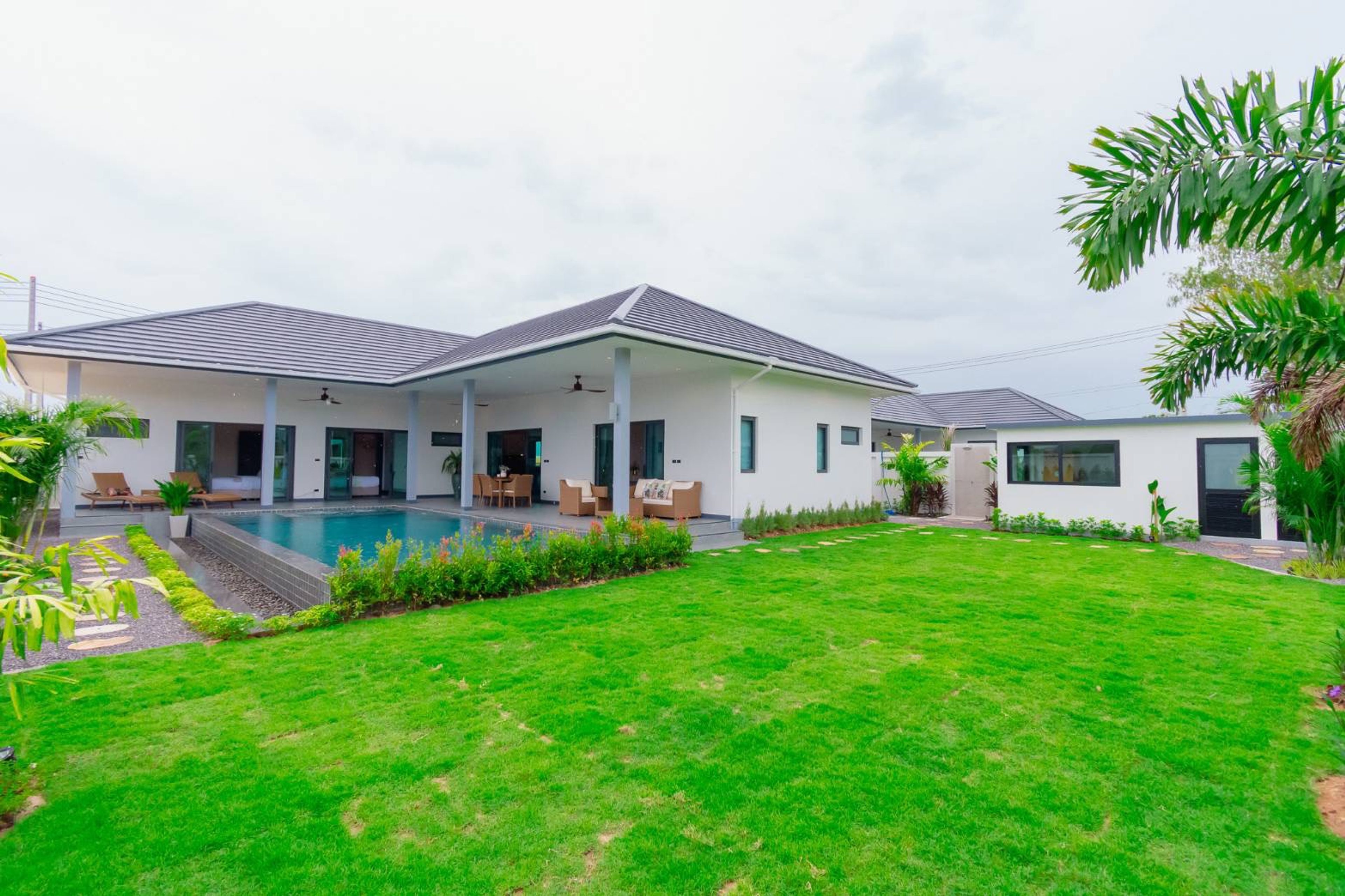 Beautifully Designed 3 Bed 3 Bath Private Pool Villa thumbnail 5