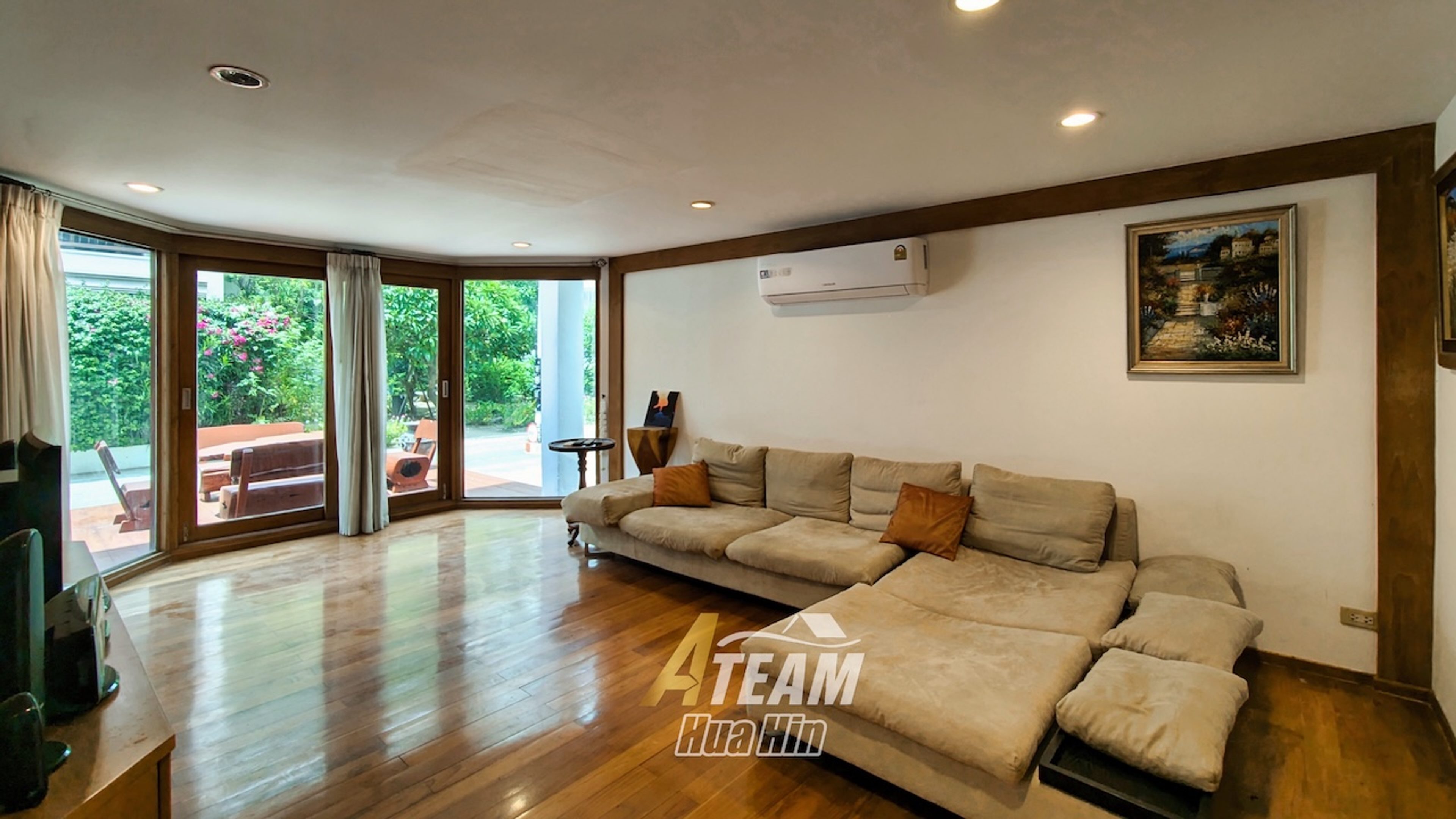 Beachfront 5-Bedroom Townhouse in Baan Suksamran – Hua Hin City Center thumbnail 7