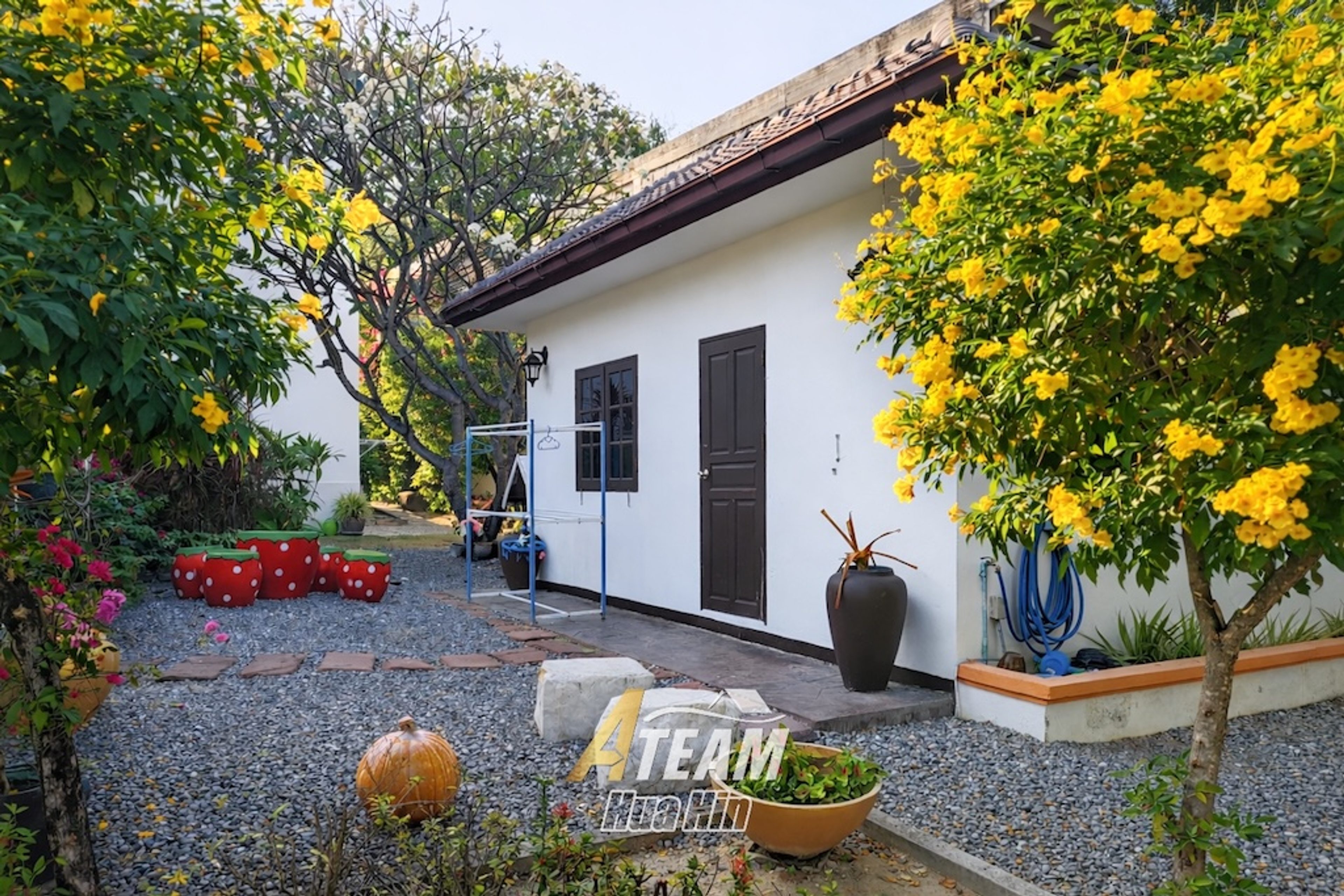 Luxury 6-Bedrooms Spacious 3,200 sqm Estate 5 min from city center —  thumbnail 31